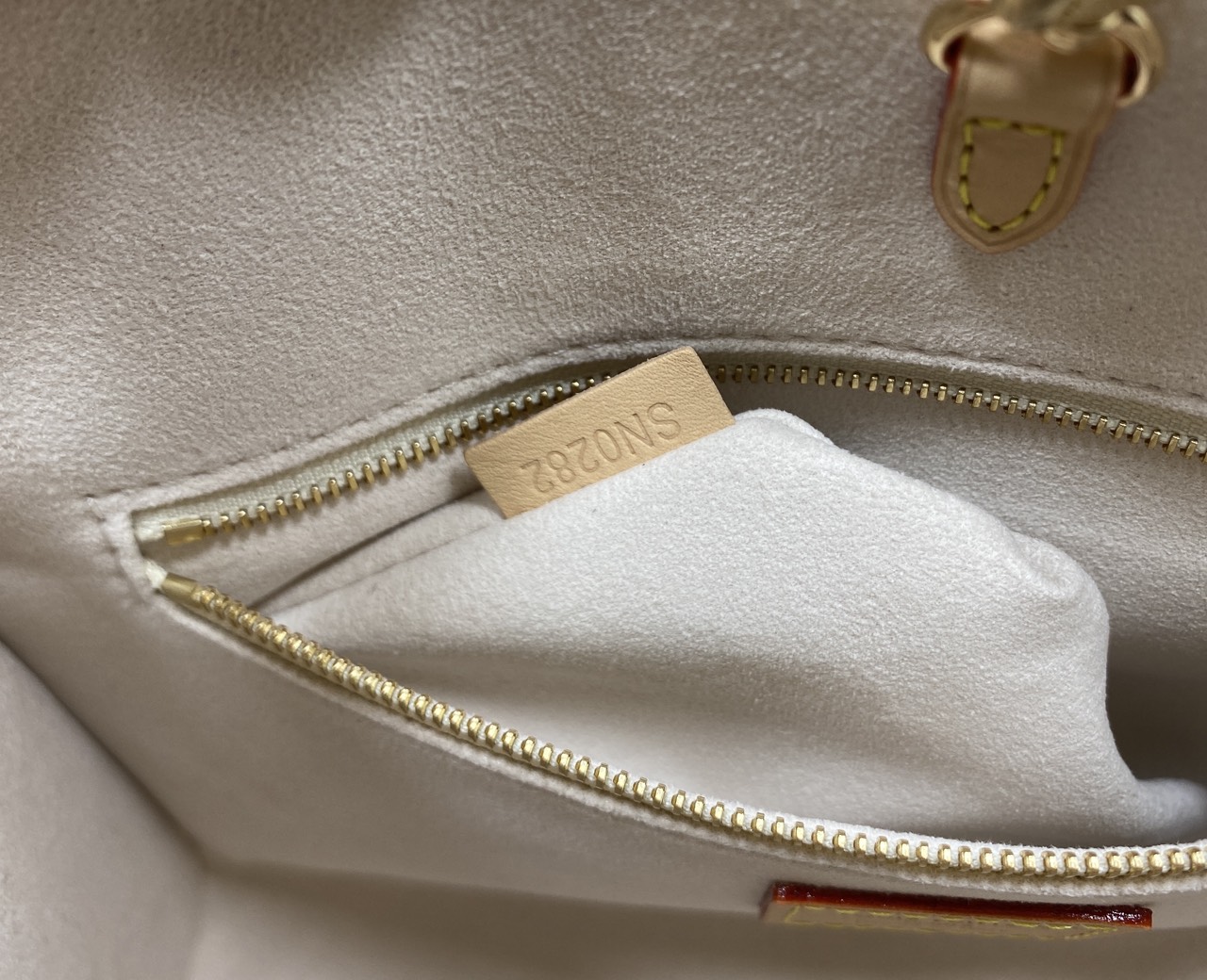 TOP ORI หนังแท้ | LV OnTheGo PM bag Azure Blue/Sand Beige กระเป๋าสะพายทรงโท้ท ในคอลเลกชัน LV Romance หนังแท้หรูหราประดับชาร์มแท็กกระเป๋าเดินทางมีชีวิตชีวา