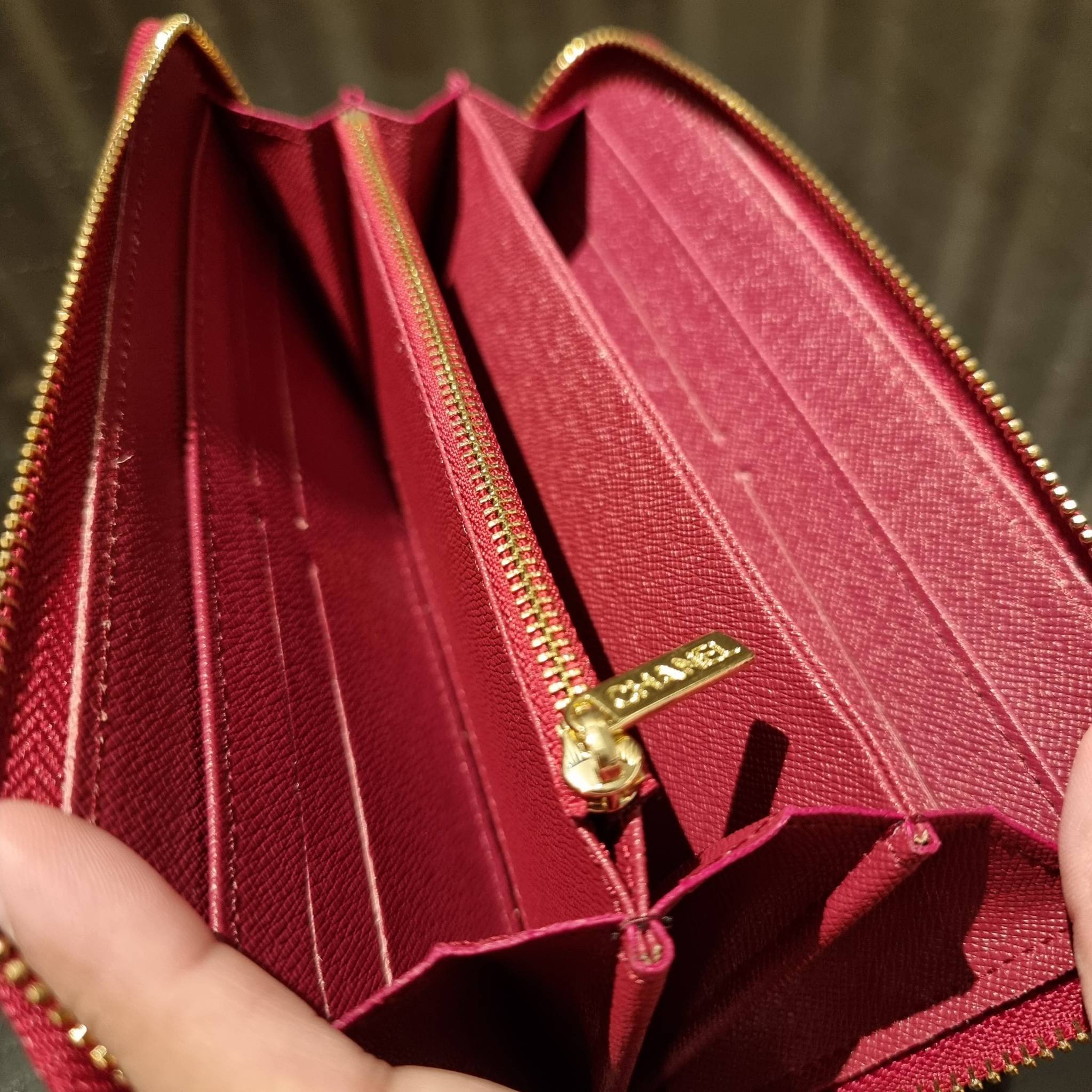 VIP 】กระเป๋าสตางค์ใบยาวรุ่นซิปรอบ สวยรับทรัพย์จาก Chanel วัสดุหนังลายคาร์เวีย ใช้แล้วขับผิวสุดๆ เปิด-ปิดด้วยซิปรูดรอบใบ ใช้งานง่าย ภายในกระเป๋ามีช่องใส่บัตรได้ ใส่ธนบัตรหรือเหรียญได้ มีช่องซิปแยกอีกหนึ่งช่อง ดีไซน์เรียบหรูแบบนี้ สาวๆห้ามพลาดกันน้า!! ซื้อใ