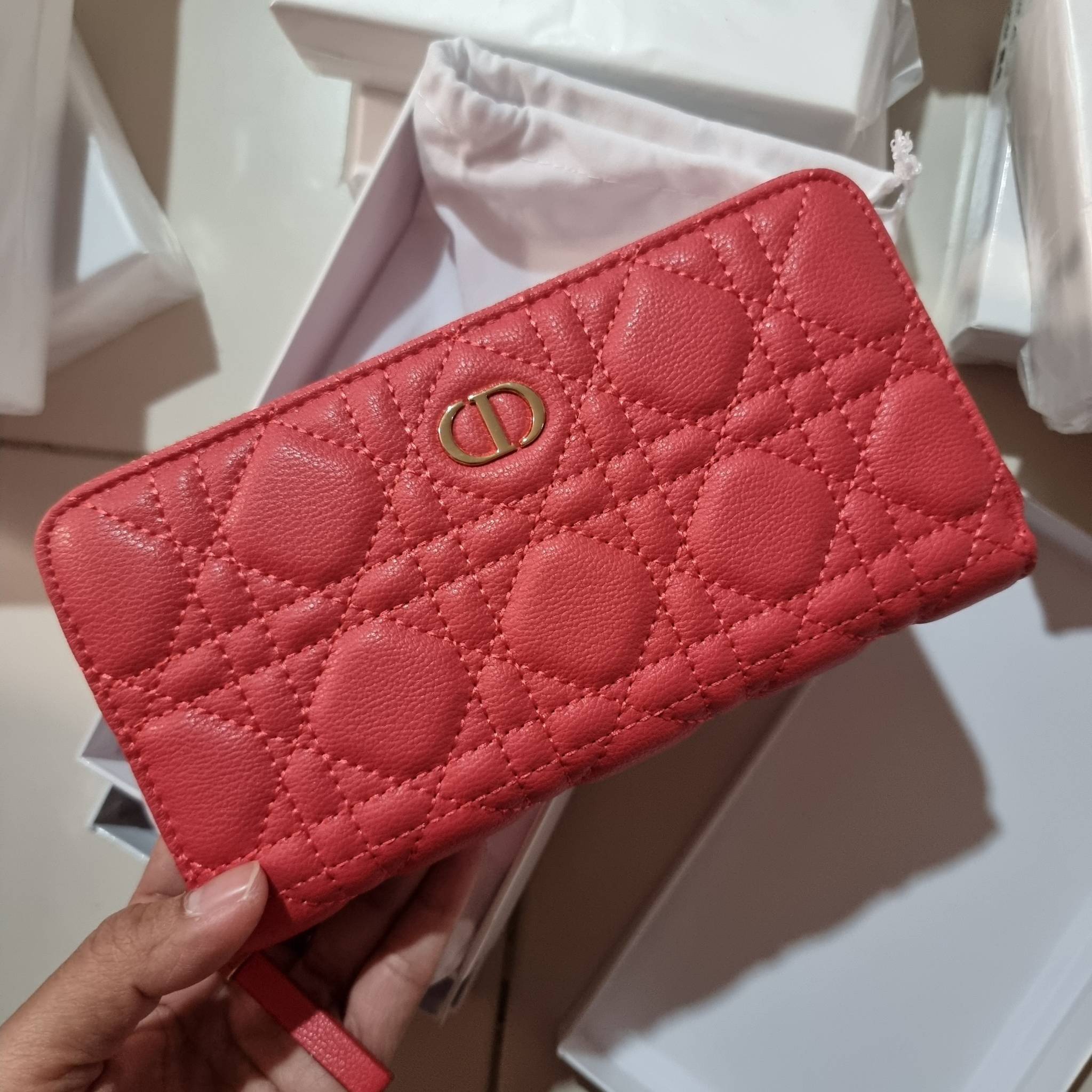 VIP 】CD LONG WALLET WITH GWP ใหม่ล่าสุด กระเป๋าสตางค์ใบยาว พิเศษจาก duty free ใบจริงสวยคม ใช้แล้วรับทรัพย์ ขับผิว วัสดุหนังแท้เต็มใบ สัมผัสดีงาม เปิด-ปิดด้วยซิปรอบ ภายในใส่บัตรได้เยอะ ใส่ธนบัตรได้เต็มที่ มีช่องซิปใส่เหรียญได้ พร้อมส่งความสวยถึงบ้านแบบครบเ