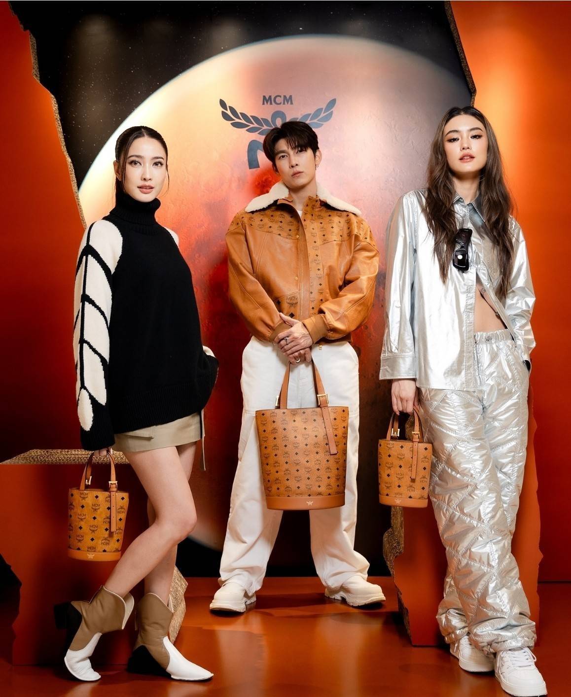 ORI | M.C.M AREN BUCKET TOTE IN VISETOS กระเป๋าทรงบัคเก็ตใหม่ล่าสุดมาแรง ขนาดกำลังสวย ดีไซน์รูปทรงออกมาให้ใช้งานง่าย มีหูจับในตัวที่ปรับได้เล็กน้อย คล้องแขนได้สบายๆ