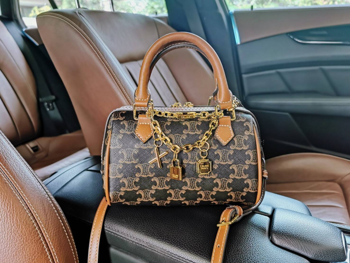 CELINE MINI BOSTON IN TRIOMPHE CANVAS / CELINE MINI CROSSBODY BAG VIP วัสดุแคนวาสหนังสวยอยู่ทรง ดีไซน์ยอดนิยมทรง Speedy ประดับสร้อย สายโซ่สีทองหรูเปิดปิดด้วยซิปคู่แบรนด์