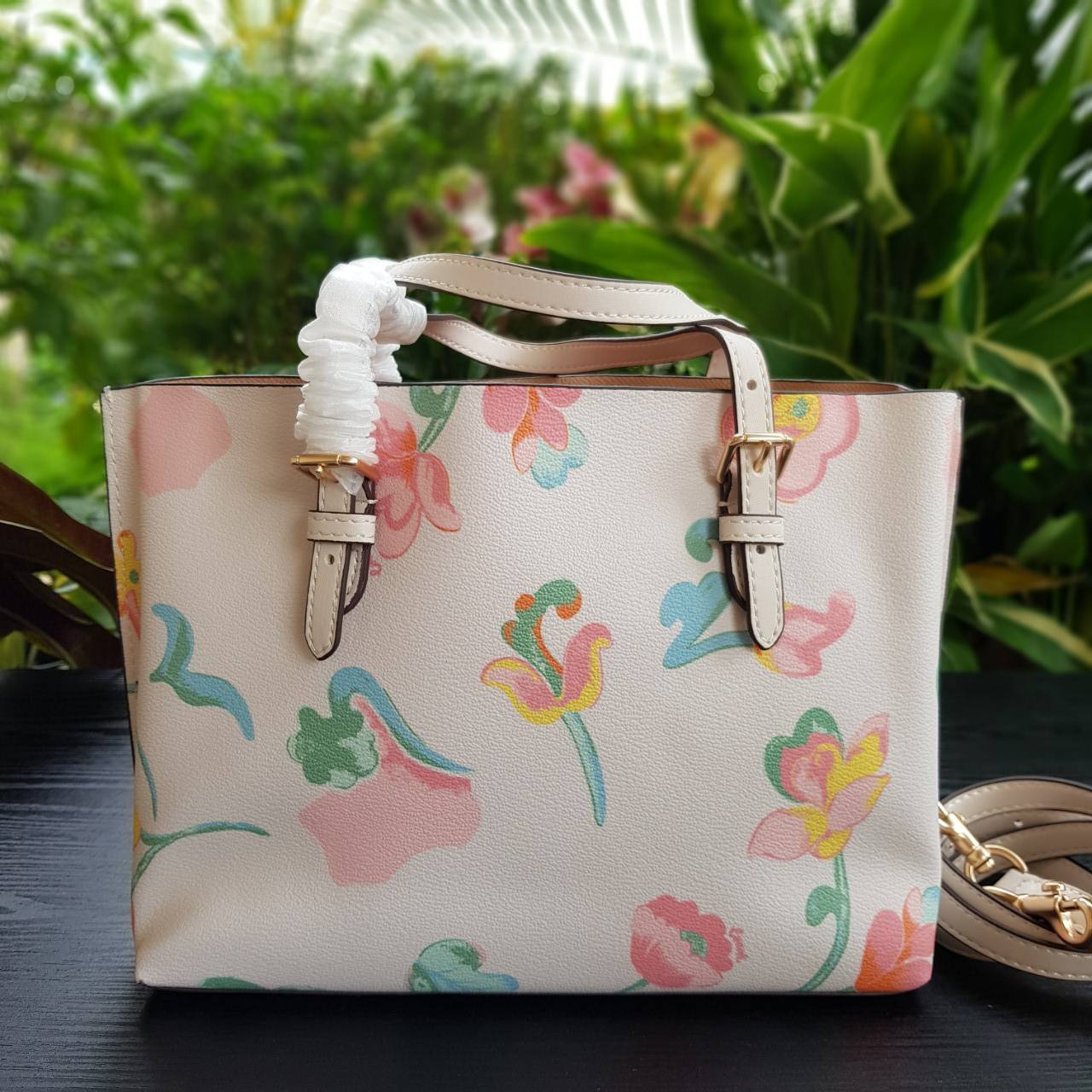 COACH C8217 MOLLIE TOTE 25 WITH DREAMY LAND FLORAL PRINT คอลใหม่ล่าสุด ยังไม่เข้า shop ไทย สวยๆแบบไม่ต้องรอพรีฯให้ยาวนาน กับกระเป๋าโท้ทไซส์เล็กที่สาวๆต่างก็ต้องปักใจรัก สวยสมใจ ดีไซน์ลวดลายดอกไม้ คละเคล้าเต็มใบ ละมุน สดใส น่าใช้สุดๆ วัสดุหนังแคนวาส ภายในโ
