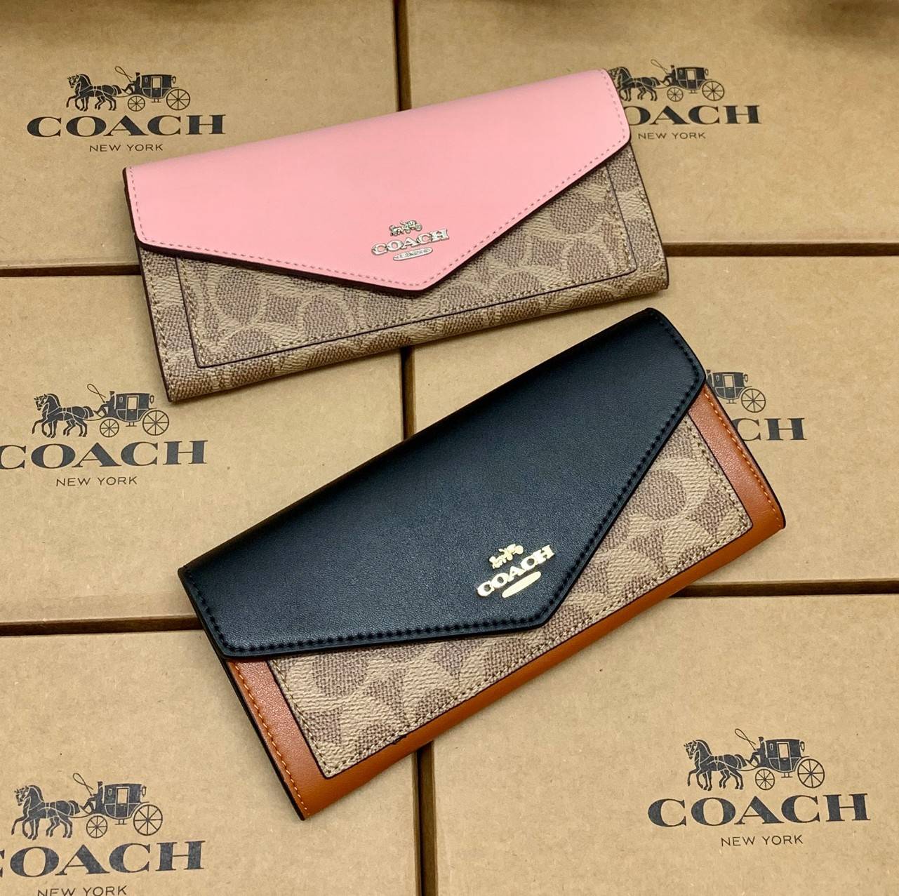 COACH SOFT WALLET BAG กระเป๋าสตางค์ใบยาว หนังชั้นแรก ลายcผสมหนังเรียบ แบบซองจดหมาย ฝาปิดเปิดแบบกระดุม มีช่องด้านหน้าหนึ่งช่อง ช่องใส่ธนบัตรตามยาวหนึ่งช่อง และช่องเสียบัตรต่างๆได้8ช่องค่ะ ด้านหลังเป็นช่องซิปยาวสำหรับใส่เหรียญนะคะ ใบขนาดพอดีมือ สีทูโทนน่าใช