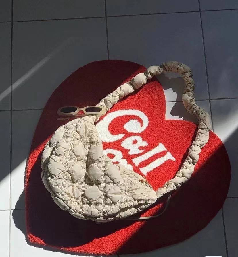 Cozy Shoulder Bag / Carlyn Bag 2022 สายแฟชั่นเกาหลีห้ามพลาด‼️ เป็นกระเป๋าที่กำลังได้รับความนิยมอย่างมากในเวลานี้ ถูกออกแบบมาให้มีลักษณะนุ่มนิ่มไม่ต่างจากพัฟเฟิลโค้ตหรือผ้านวม เลือกหยิบมาใช้ แมตช์เข้ากับคอสตูมได้ในแต่ละวัน