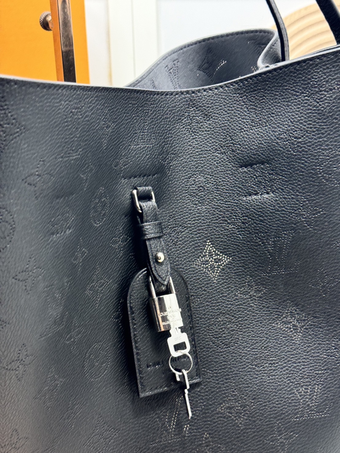 ORI หนังแท้ | LV Boundless Bag กระเป๋าสะพายทรงโท้ทใบใหญ่ ฉลุลายโมโนแกรมเต็มใบ สวยสุดคลาสสิก โทนสีเรียบง่ายใช้งานง่าย หรูหรามีระดับเหนือกาลเวลา