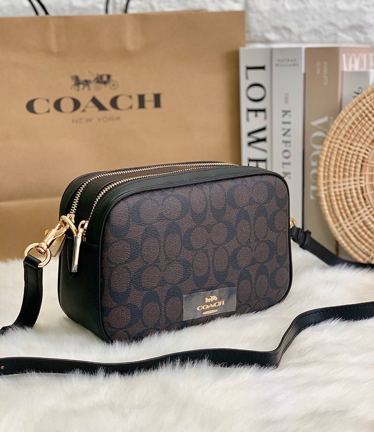ใครรออยู่จัดเลยค่ะ มากี่รอบไม่พอจริงๆค่ะ😁 COACH JES CROSSBODY IN SIGNATURE BAG กระเป๋าสะพายข้าง//ครอสบอดี้ร์ วัสดุหนังแท้ หนังนิ่มทรงสวย 🔺อะไหล่ป้ายห้อยโลหะแบรนด์นะคะ กระเป๋าแบ่ง2ซิป แต่ละช่องกว้าง สามารถใส่กระเป๋าเงินใบยาวได้; ของจำเป็นได