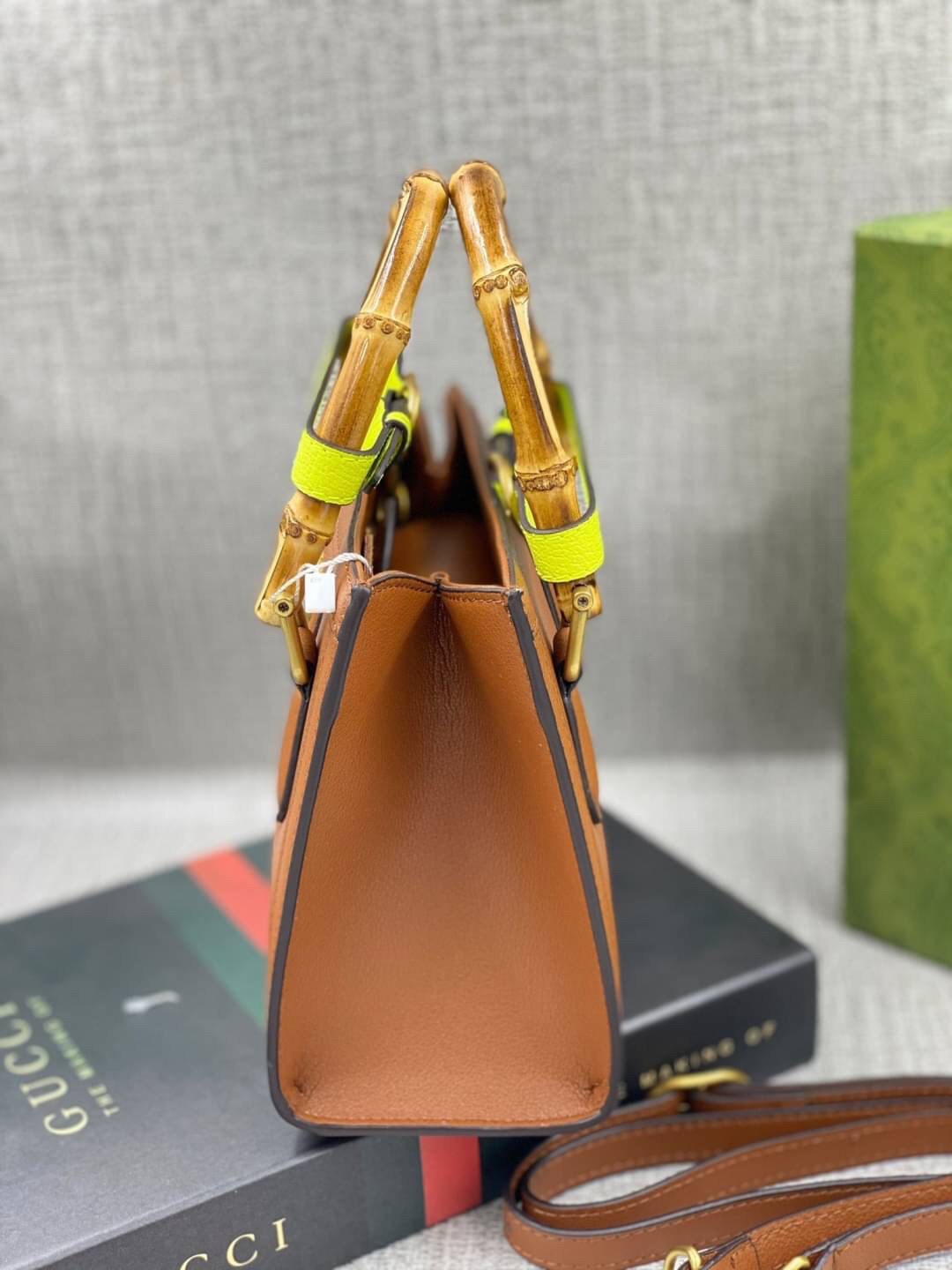 VIP GIFT 】หนังแท้ GUCCI Diana mini tote bag กระเป๋างานหูไม้ไผ่สุดคลาสสิก ดีไซน์มาใหม่พร้อมเข็ดขัดหนังสีสะท้อนแสงประดับตรงหูกระเป๋า ขนาดมินิกำลังน่ารักเลยค่ะ วัสดุหนังแท้ อะไหล่ทอง งานสวยตั้งอยู่ทรง มีสายสะพายยาว 1เส้น สามารถปรับระดับได้-ถอดได้ งานเก๋ไก๋ที