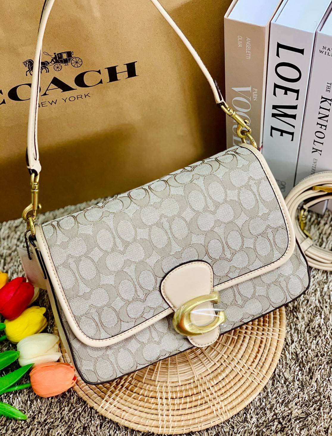 สวย คลาสสิคมากๆจ้าา COACH SOFT TABBY EUROPEAN CLASSIC UPGRADE PORTABLE BAG((C4821)) พร้อมส่งทันทีค่ะ สินค้าออกใหม่!! กระเป๋าหิ้ว//สะพายข้างได้ สุดคุ้ม! วัสดุ jacquard+หนังแท้ ได้สวยงาม คลาสสิคมากๆค่ะ น้ำหนักเบา เปิดปิดแบบกระดุมแม่เหล็กเป็นอะไหล่โลโก้แบรนด
