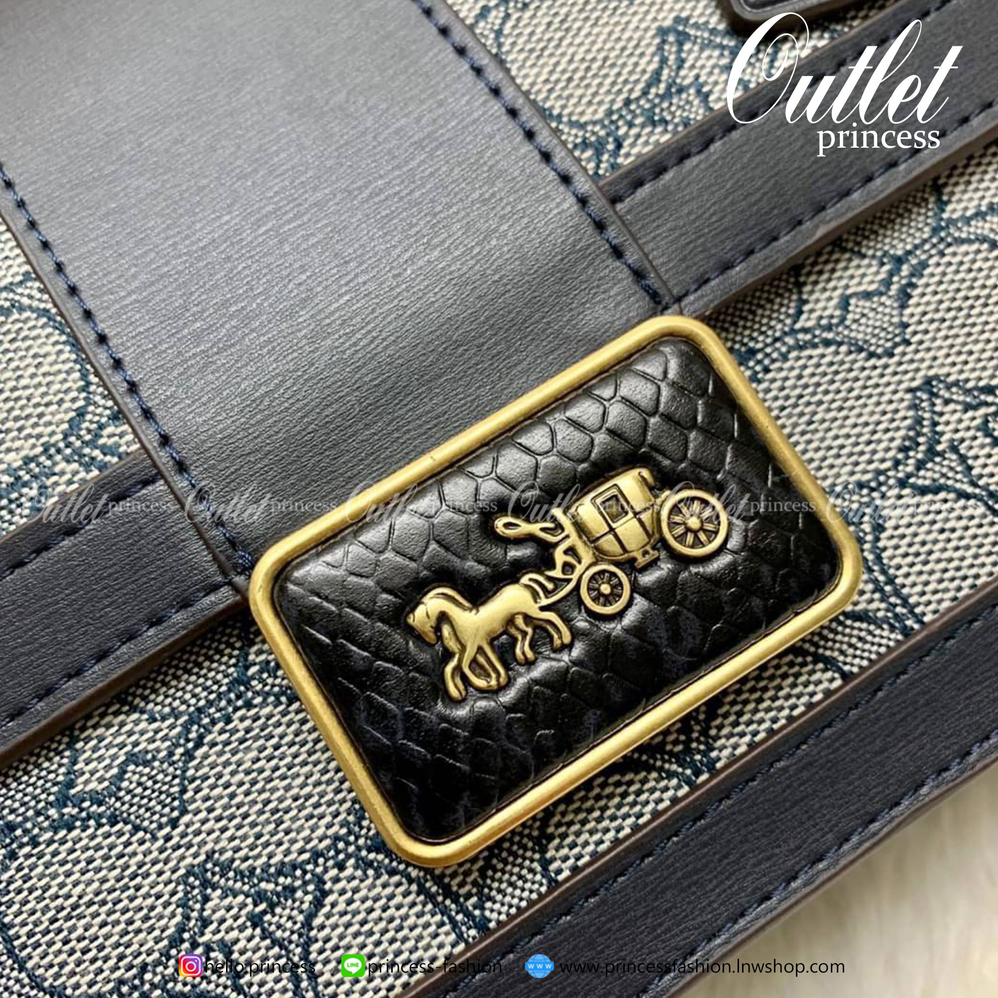 COACH ALIE SHOULDER BAG IN SIGNATURE JACQUARD WITH SNAKESKIN DETAIL ((4615)) 🔺ยังไม่เข้าไทยค่ะ ได้ไปไม่ผิดหวังแน่นอนค่ะ! พร้อมส่ง! กระเป๋าสะพายข้างหรือสามารถทบสายกันเพื่อคล้องไหล่ได้ค่ะ วัสดุ Jacquard+หนังแท้ หนังนิ่มสวยงามมากๆค่ะ ด้านหน้าเป็นแผ่น