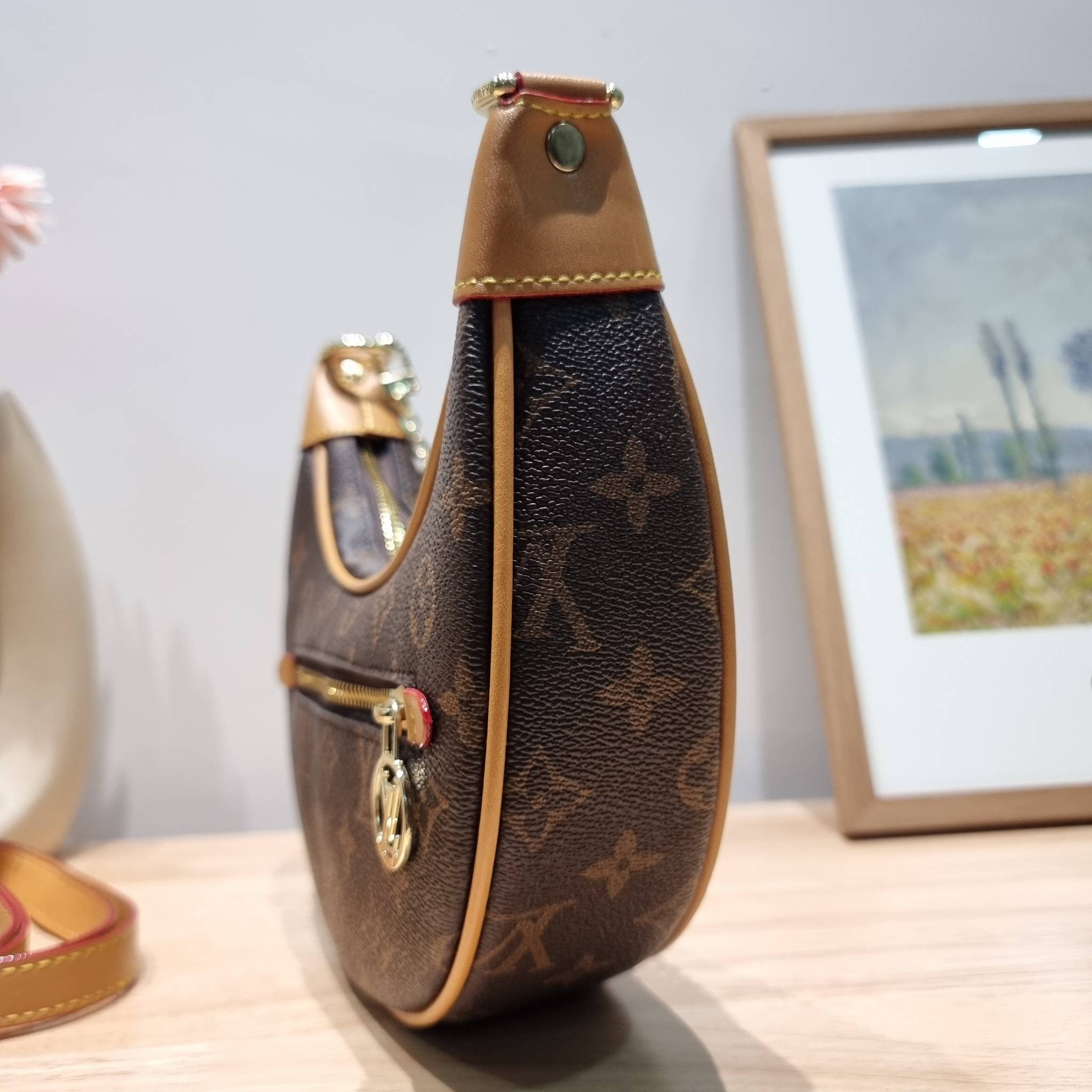 สุดยอดเดอะเบสท์ไอเท็ม ต้องยกให้เลย กับกระเป๋าสะพายทรงบาแกตต์ สวยหรู ดูแพงมาแต่ไกล LV loop bag ยังคงคลาสสิค ผู้ดี หรูหรา ขนาดกำลังพอดี ใส่โทรศัพท์ได้ทุกรุ่น วัสดุหนังแคนวาสคุณภาพ ด้านหน้ามีช่องซิปแยก สายสะพายมีมาให้ถึง 2 แบบ สลับใช้ได้เลยแบบไม่มีเบื่อ จะลุ