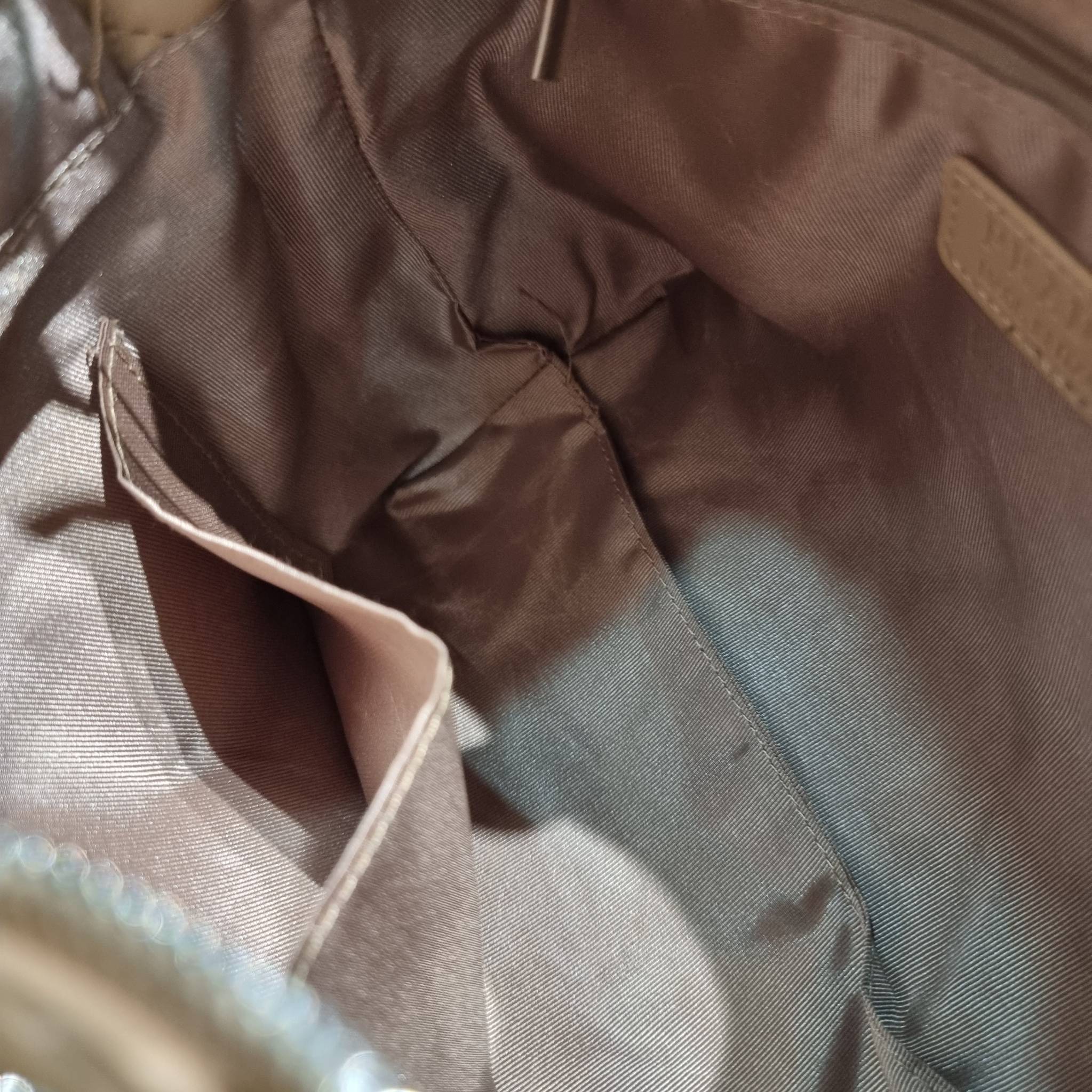 PRADA LEATHER PADDED BAG ใหม่ล่าสุด กับคอลเลคชั่นที่ทำออกมาตอบโจทย์ได้ทุกไลฟ์สไตล์ และเป็นยูนิเซ็กส์ กับกระเป๋าทรงโท้ท ขนาดกำลังดี วัสดุหนังเรียบ ตัดเย็บเดินเส้นลายตาราง ปากกระเป๋ามีซิปเปิดปิด ภายในเป็นช่องโล่ง