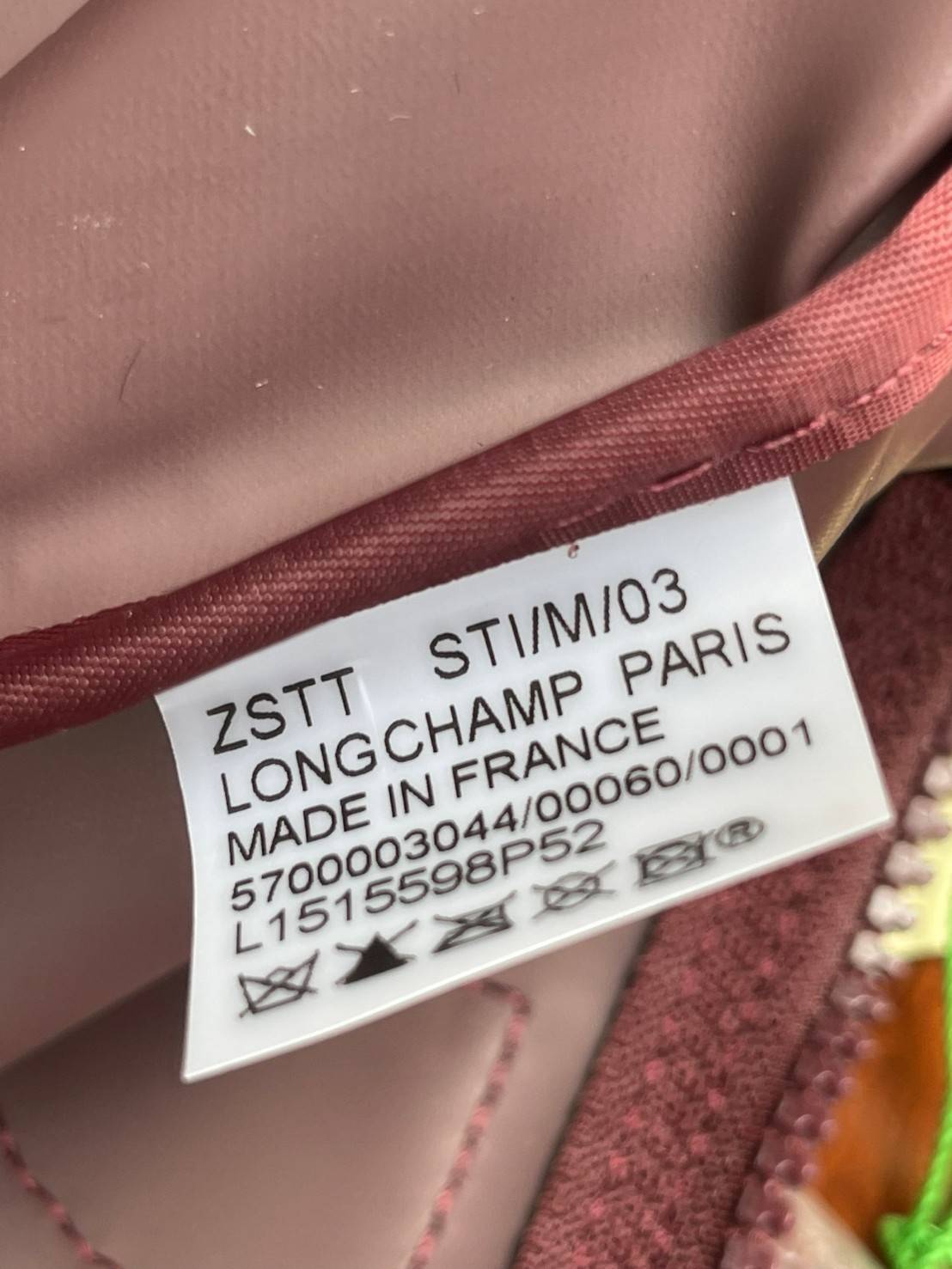 Longchamp LE PLIAGE NÉO TOP HANDLE BAG อีกหนึ่งรุ่นยอดนิยม ที่สาวๆ ต้องมีไว้เก็บไว้สักใบ กระเป๋าโท้ทใบนี้ มาพร้อมกับสีที่มีสไตล์เรียบง่าย มีสายสะพายยาวปรับสั้นยาวได้ช่วยให้คุณสามารถสะพายไหล่ได้อย่างสบาย ในตัวสายปักโลโก้อันเป็นสัญลักษณ์ ในขณะที่ที่ปิดแบบซิ