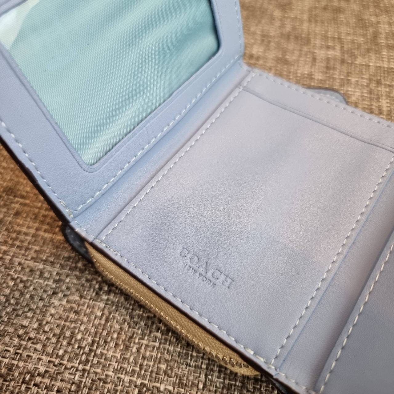 OUTLET 】COACH F41302 SMALL TRIFOLD WALLET IN SIGNATURE CANVAS สวยคลาสสิค พกพาง่าย ใบเล็กน่ารักน่าใช้ ต้องยกให้ใบนี้จ้า 💗💋 ตอบโจทย์คนชอบพกน้อยที่สุด!! กระเป๋าสตางค์ใบสั้นหนังแคนวาสเคลือบคุณภาพดี ภายในเป็นหนังแท้ ใส่บัตร ใส่ธนบัตรได้ทุกชนิด 