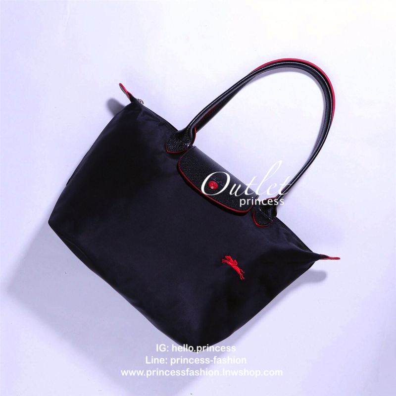 Size : M Longchamp Le Pliage Club Tote Bag กระเป๋าสะพายรุ่นยอดนิยม วัสดุเนื้อผ้า Nylon Canvas เคลือบกันนำ้ ตัดด้วยหนังแท้ น้ำหนักเบา ดีไซน์เรียบง่ายแต่เต็มไปด้วยความคลาสสิก เป็นที่ชื่นชอบไปทั่วโลก Longchamp ปรับโฉม LE PLIAGE ด้วยการปักลายรูปม้า-ตราสัญลักษ