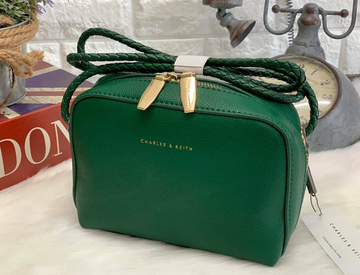 CHARLES & KEITH METAL PUSH LOCK CROSSBODY BAG รุ่นฮิตขายดีมีมาพร้อมส่งแล้วจ้า กับกระเ๋าสะพายไซส์น่ารัก วางอยู่ทรง เปิดปิดด้วย ตัวล็อกด้านหน้า ด้านในแบ่งเป็น 2 ช่องมีช่องซิปตรงกลาง จุของได้เยอะพอควรเลยค่ะ ใส่ iPhone plus ได้สบายๆ และของจุกจิกที่จำเป็น รุ่น
