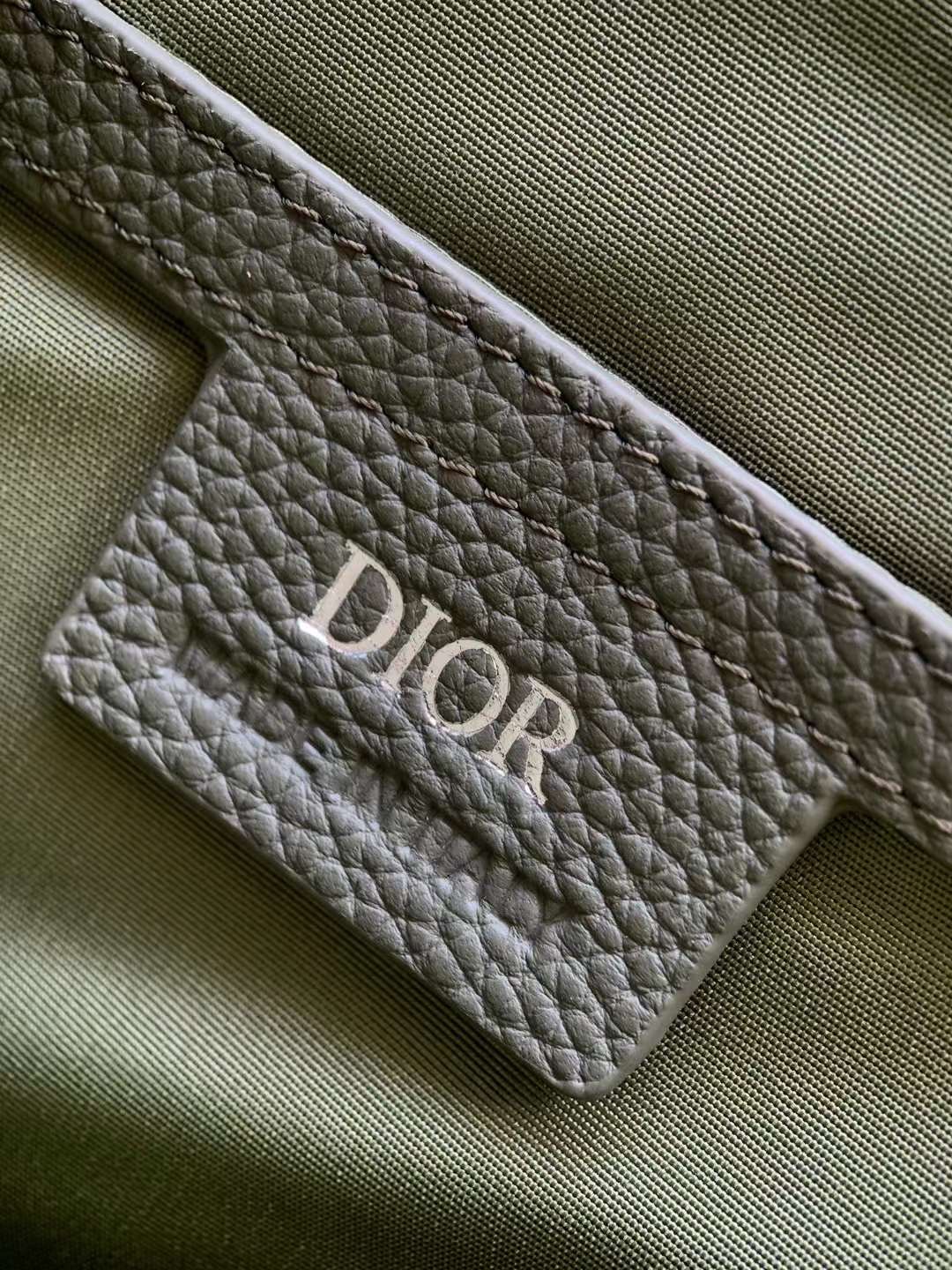 DIOR Hit the Road Messenger Bag with Flap Khaki Gravity Leather กระเป๋าสะพายทรงแมสเซ็นเจอร์ รูปทรงใหม่ทันสมัย สง่างามเหนือกาลเวลา เกรดออริ สลับแท้ 1:1