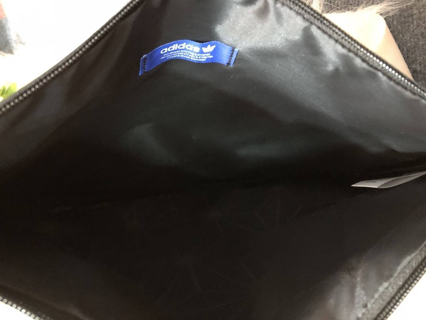 Adidas 3D SLEEVE ใส่โน๊ตบุคขนาด 12 นิ้วได้ ใบนี้หายาก สามารถถือเป็นคลัช ใส่ของพกพาสะดวก ใส่เครื่องสำอาง ได้มาจำนวนจำกัด รุ่นนี้ใส่ A4 ได้นะคะ