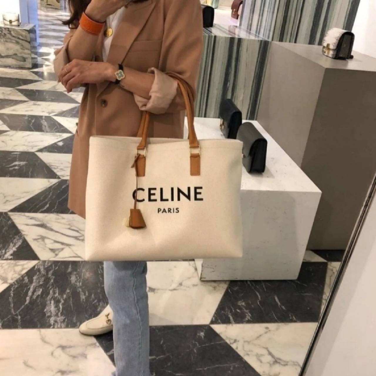 VIP CELINE CANVAS TOTE BAG พรีเมี่ยมกิ๊ฟ Limited Edition จาก CELINE PERFUME DUTY FREE COUNTER กระเป๋าทรง TOTE ใบขนาดใหญ่ ผ้าแคนวาสคาดหนังลูกวัวแท้ อะไหล่ทอง