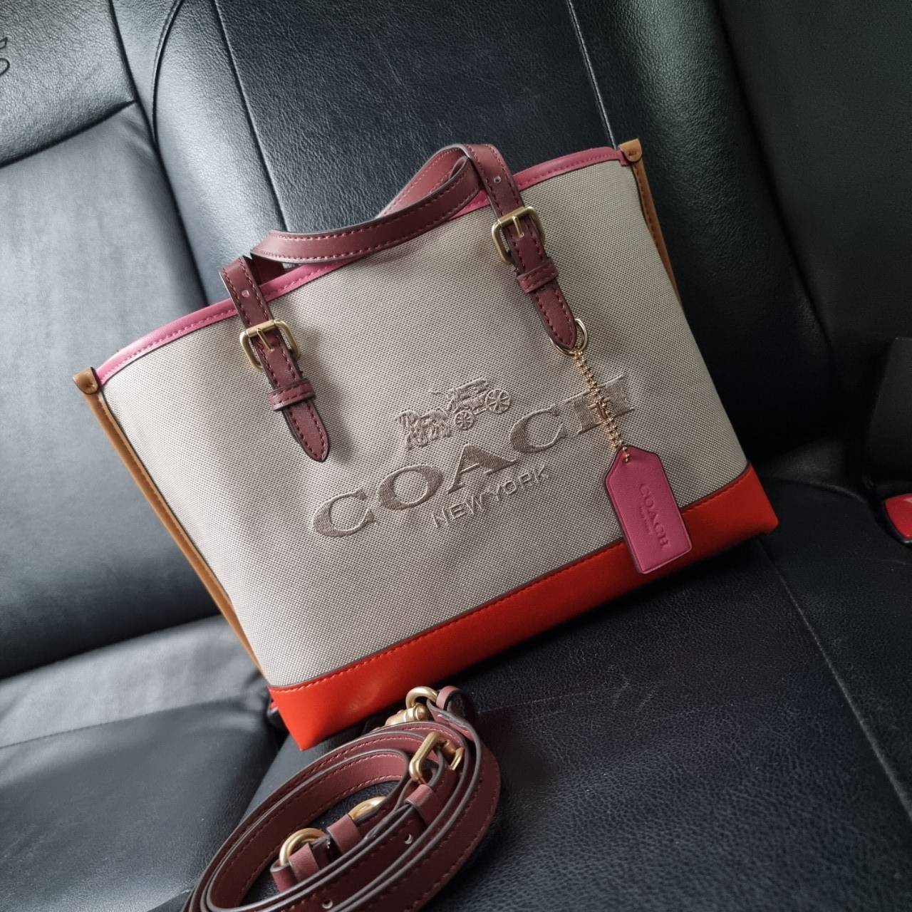 COACH C4085 MOLLIE TOTE 25 IN COLORBLOCK กระเป๋าทรงโท้ทยอดฮิต ขนาดมินิไซส์ ดีไซน์สวยคมทุกรุ่น!! ตกแต่งซิกเนเจอร์ถักทออยู่บนผ้าแคนวาส ดูโดดเด่น ภายในเป็นช่องโล่ง มีช่องซิปกลางใส่ของได้ ขนาดกำลังดีแบบใส่ของได้ครบครัน มาพร้อมสายสะพายข้าง หรือจะถือคล้องแขนเก๋