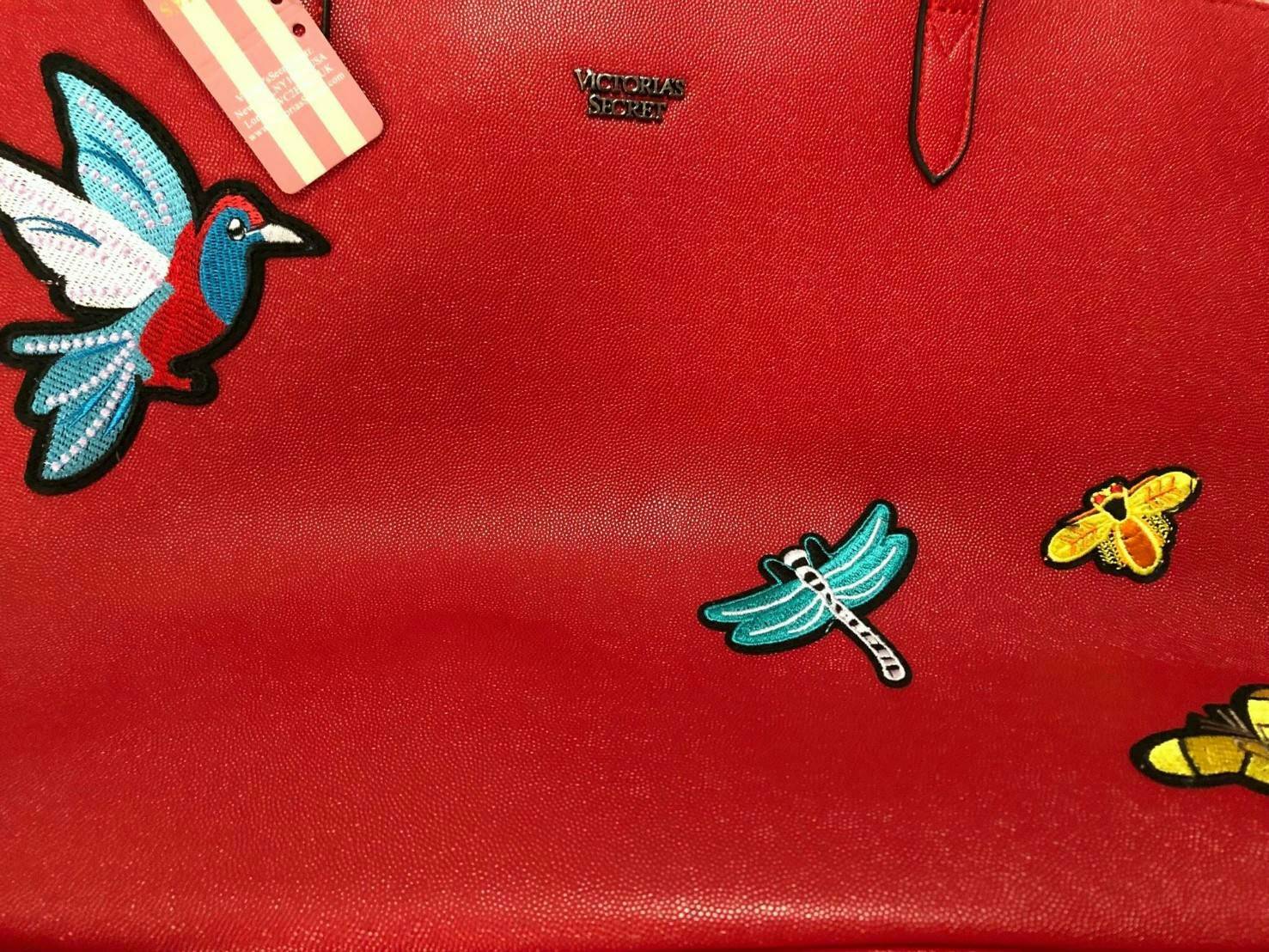 Victoria’s Secret Tote Bag 2019 กระเป๋าถือหรือสะพายลายหนังคาเวียร์ สวยด้านหน้าประดับด้วยโลโก้ ตัวกระเป๋าแต่งด้วยลายปักสวยเก๋ ปากกระเป๋าเปิดปิดด้วยซิปสะดวกใช้ ภายในมีช่องโล่งและช่องเล็กไว้แบ่งเก็บของ ใส่หนังสือ เอกสาร A4 Notebook ipad กระเป๋าสตางค์ ของใช้ไ