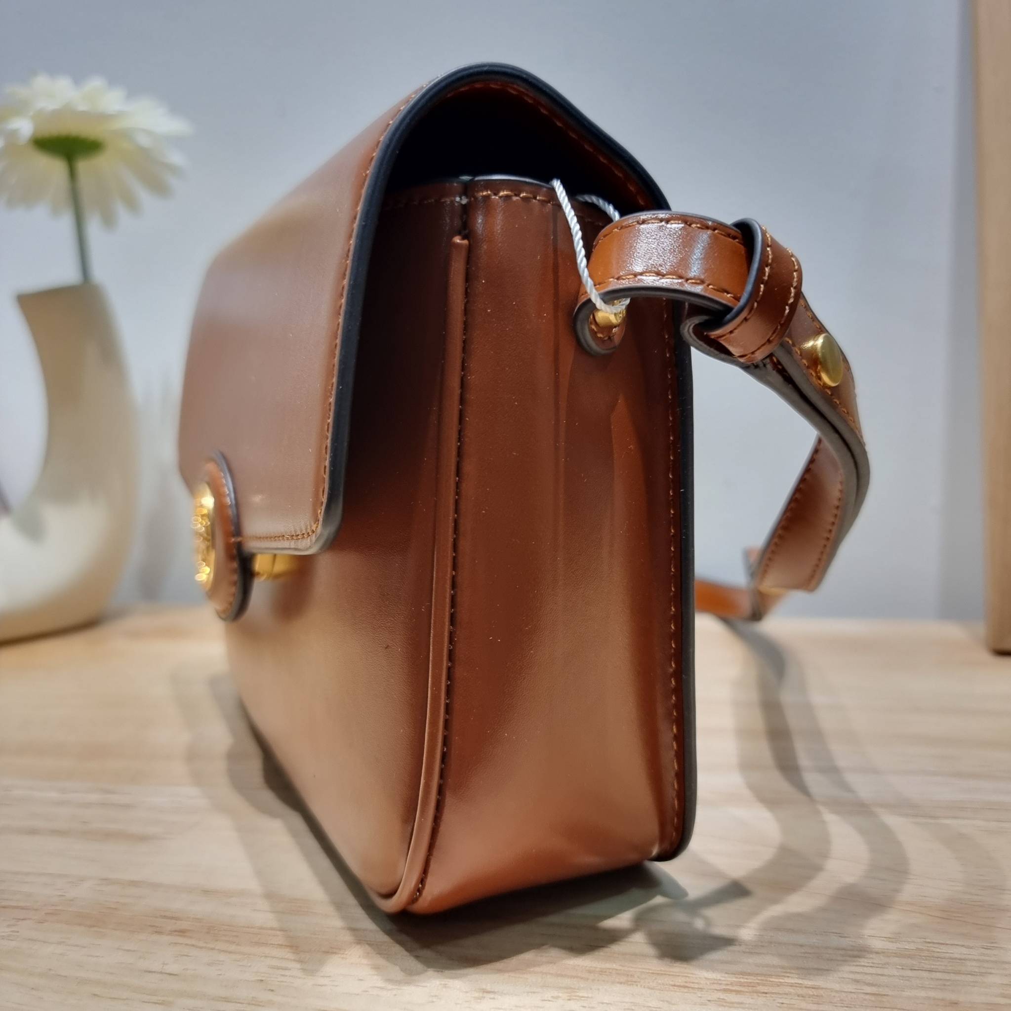 TORY BURCH ROBINSON SPAZZOLATO CONVERTIBLE SHOULDER BAG คอลเลคชั่นใหม่ สวยก่อนใคร ในราคาสุดคุ้ม! กับกระเป๋าสะพายไหล่ ดีไซน์สุดหรู หนังแก้วเงาสวยคม สีผู้ดี รูปทรงใช้งานได้ทุกลุค