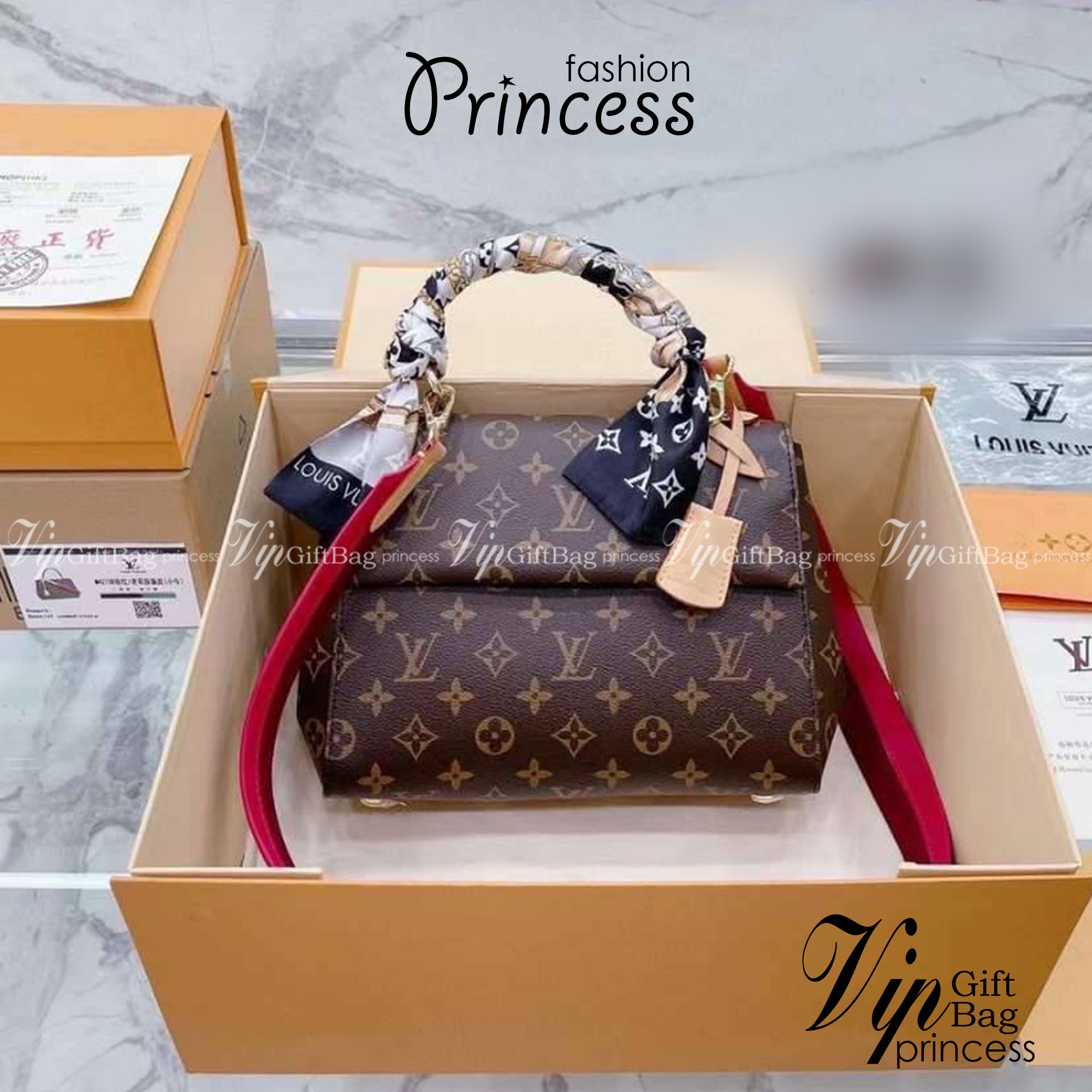 LV Cluny BB Monogram กระเป๋าสะพายหนังลายโมโนแกรมเปิดหน้า เป็นอีกทรงที่ขายดีมากเพราะใช้งานง่ายใช้ได้อเนกประสงค์ ด้านในกว้าง งานใช้สลับขึ้นแบบจากงานจริงเป๊ะเที่ยบเท่า แรร์ไอเท็มที่สาวๆต้องมี! มีหูจับในตัวและสายครอสบอดี้มาให้ ใช้งานง่าย เหมาะกับทุกสไตล์การแต