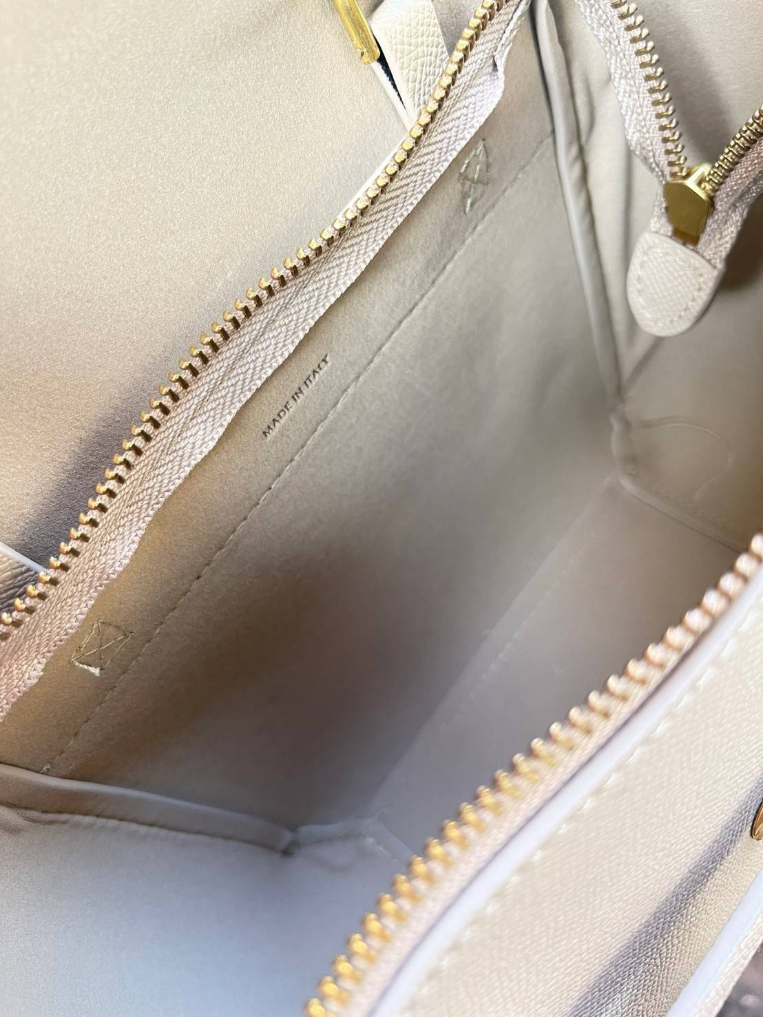 Celine NANO BELT BAG กระเป๋ารุ่น Belt Bag จาก CELINE เป็นกระเป๋าถือที่มีสไตล์มินิมอล และดูเรียบง่าย แต่หรูหรา ครองใจสาวก CELINE ได้เป็นอย่างดี โดยรวมแล้วรูปทรงของกระเป๋าถือว่าออกแบบมาได้อย่างพอดี ไม่มากหรือน้อยจนเกินไป คือช่วยให้คุณดึงดูดสายตาของผู้คนให้ม