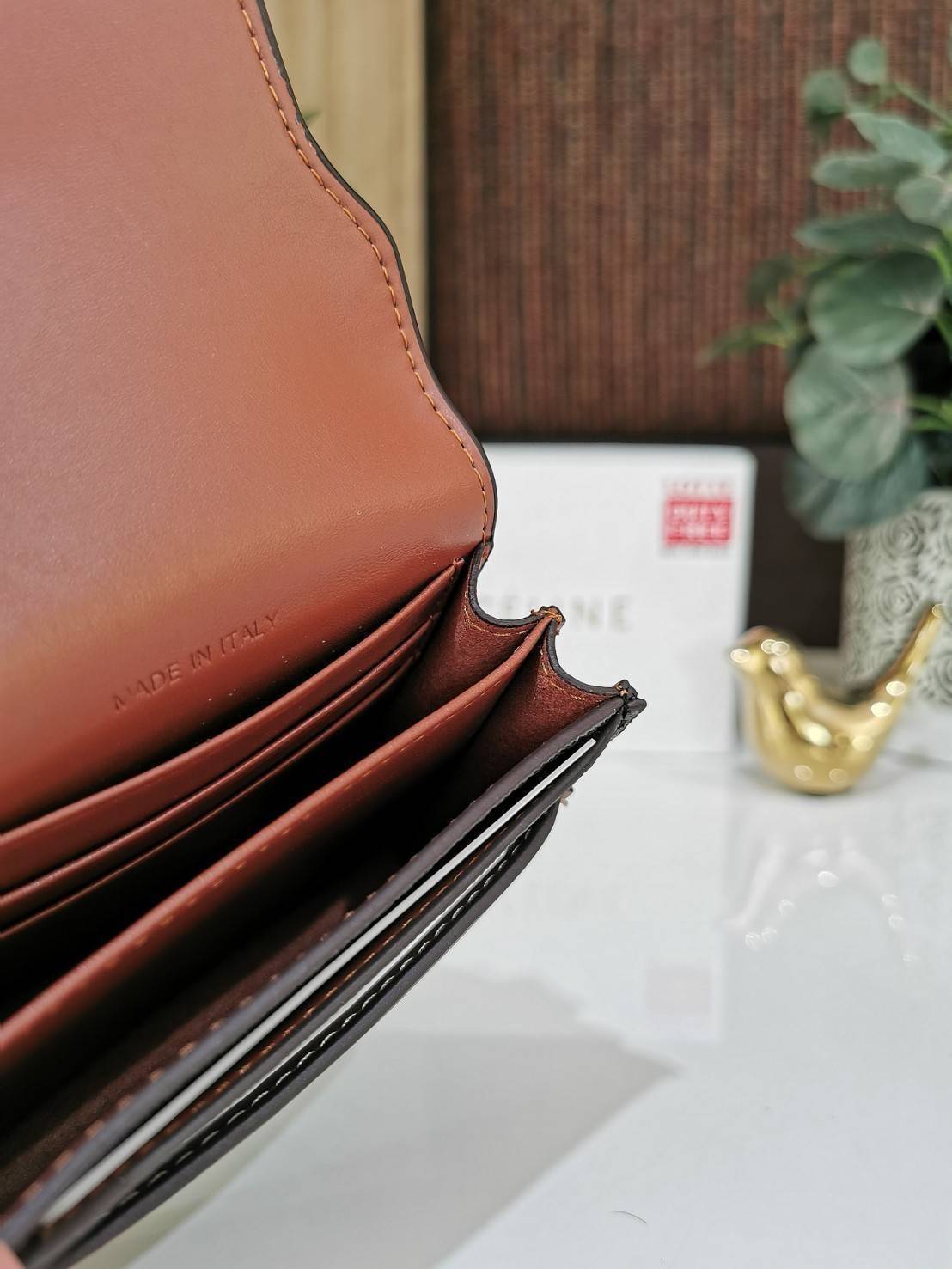 CELINE SHORT WALLET กระเป๋าสตางค์ซีลีนใบสั้น วัสดุ Triomphe Canvas หนังขึ้นลาย Signature Brand สวยอยู่ทรงมีโลโก้ด้านหน้าเปิดปิดด้วยฝาพับคาดเเถบหนังด้านหน้า ภายในมีโลโก้ มีช่องแบ่งหลายช่อง มีช่องใส่บัตรหลายช่อง สามารถช่องใส่เหรียญ บัตร ธนบัตรเเบบพับได้ ไอเ