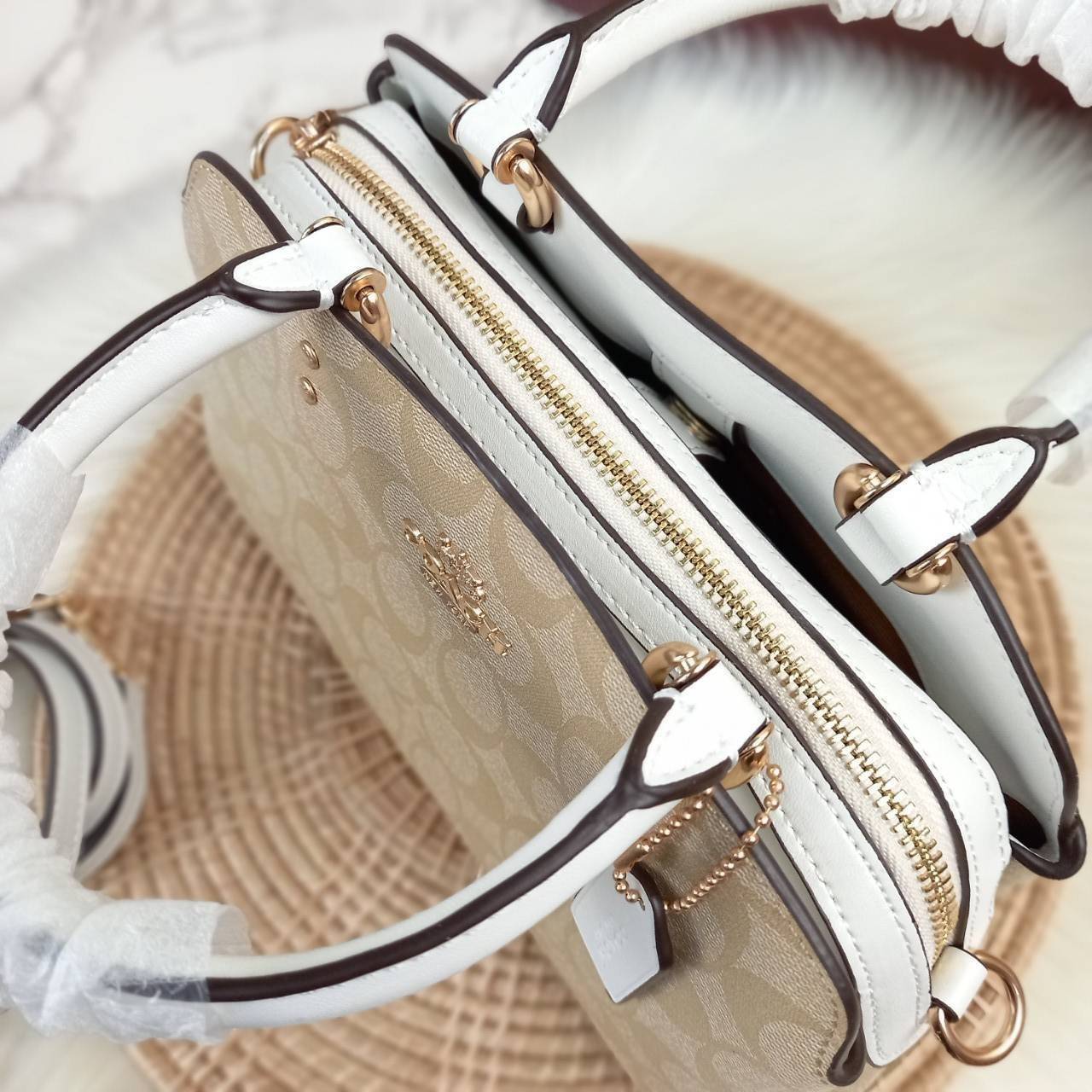 หัวใจจะวาย!! ละมุนมาก ลุคคุณหนูสุดๆ COACH MINI LILLIE CARRYALL (COACH F91494)🌺 ใช้ดีจนต้องบอกต่อ อีกแล้วจ้า ใครๆก็ถามหา😍>>>ทรงถัง รุ่นใหม่ 10 นิ้ว ขนาดกำลังดี เหมาะมือมาก มี 3 ช่องด้านใน ช่องกลาง เปิด-ปิด ด้วยซิป ส่วน 2 ช่องด้านข้