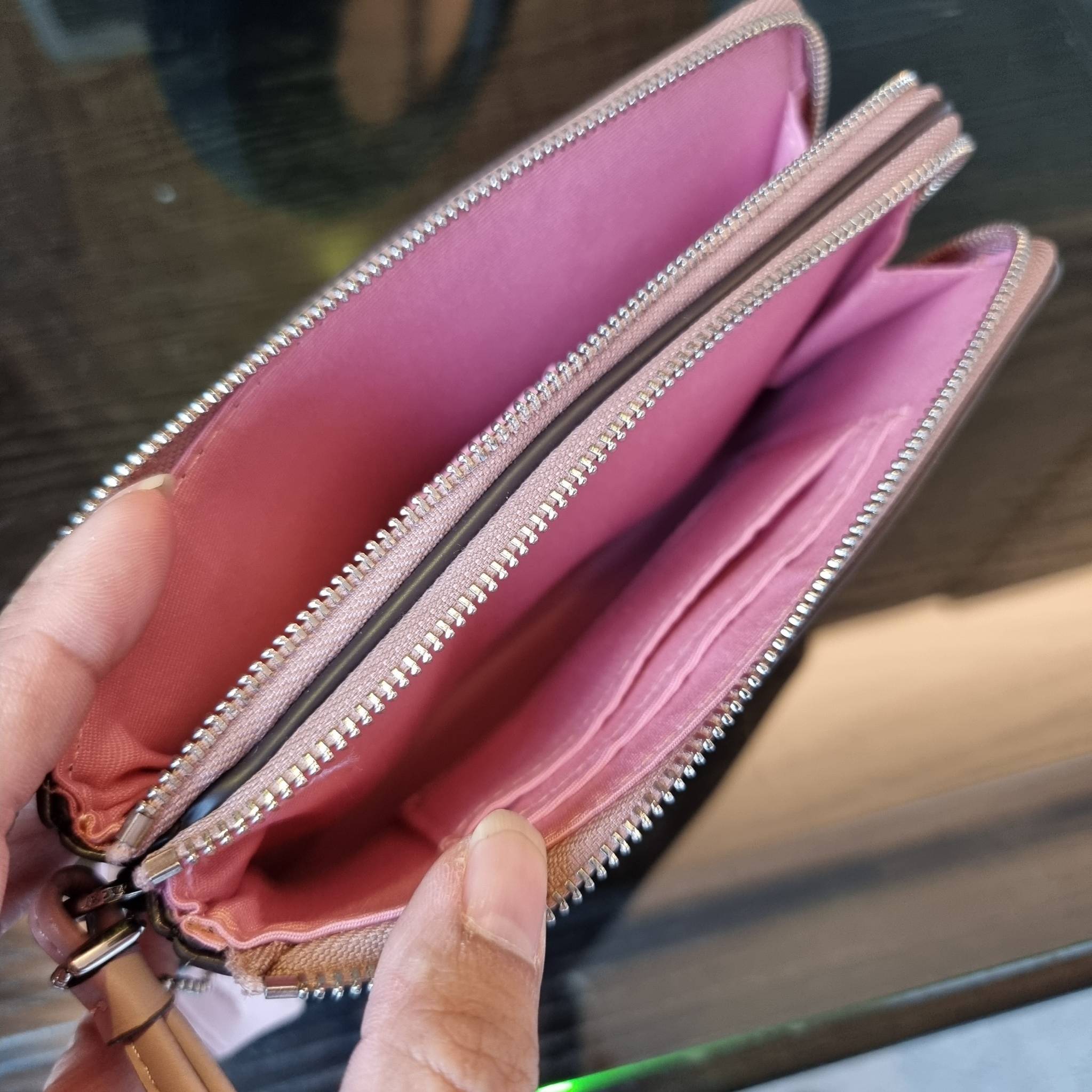 COACH F87591 DOUBLE CORNER ZIP WALLET IN SIGNATURE COATED CANVAS คล้องมือรุ่น 2 ซิป!! มาแล้วจ้า 🌟🤗 ไซส์นี้คือเหมาะมือจริงๆ พกง่ายเช่นเคย ไม่ต้องกังวลว่าจะเกะกะหรือกินพื้นที่กระเป๋าหลัก วัสดุหนังแคนวาสเคลือบลาย มีช่องหลักแยก 2 ช่อง ภายในบุผ