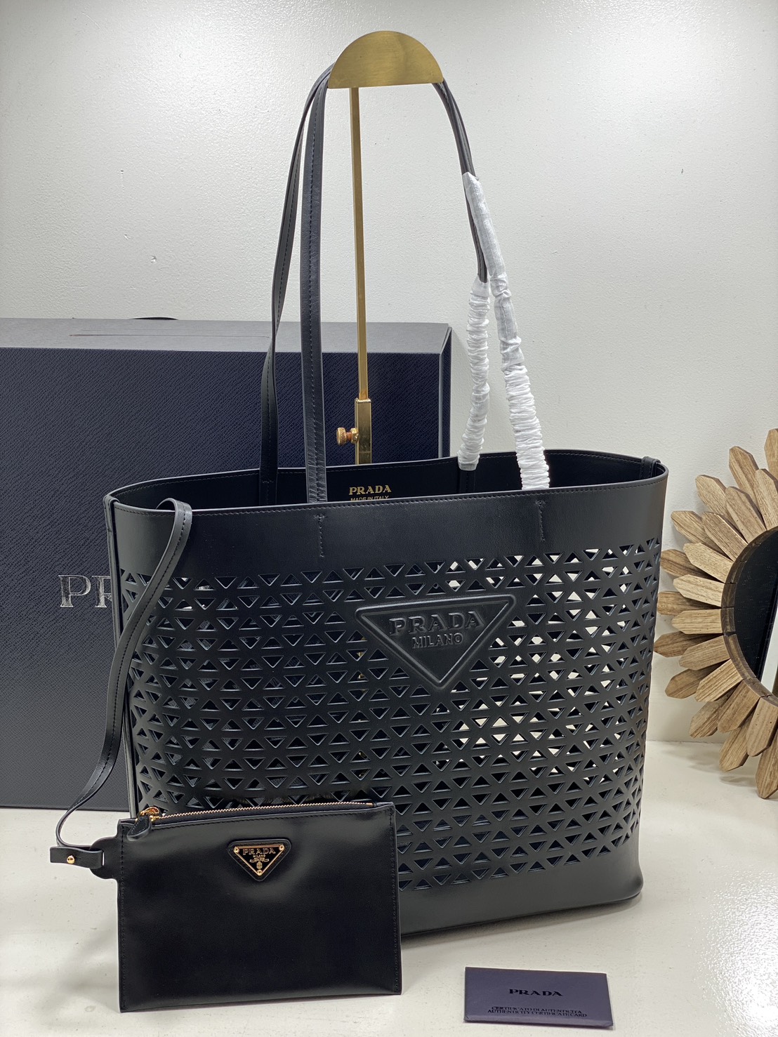 TOP ORI หนังแท้ | Prada Large perforated leather tote bag กระเป๋าทรงโท้ทใบใหญ่ ใจบางที่สุดกับคอลเลคชั่นนี้ ที่เพิ่มดีเทลความแพงด้วยการฉลุลวดลายรอบใบ ถักทอเป็นเส้นลายสานที่สวยงามมาก งานฝีมือจริงๆ