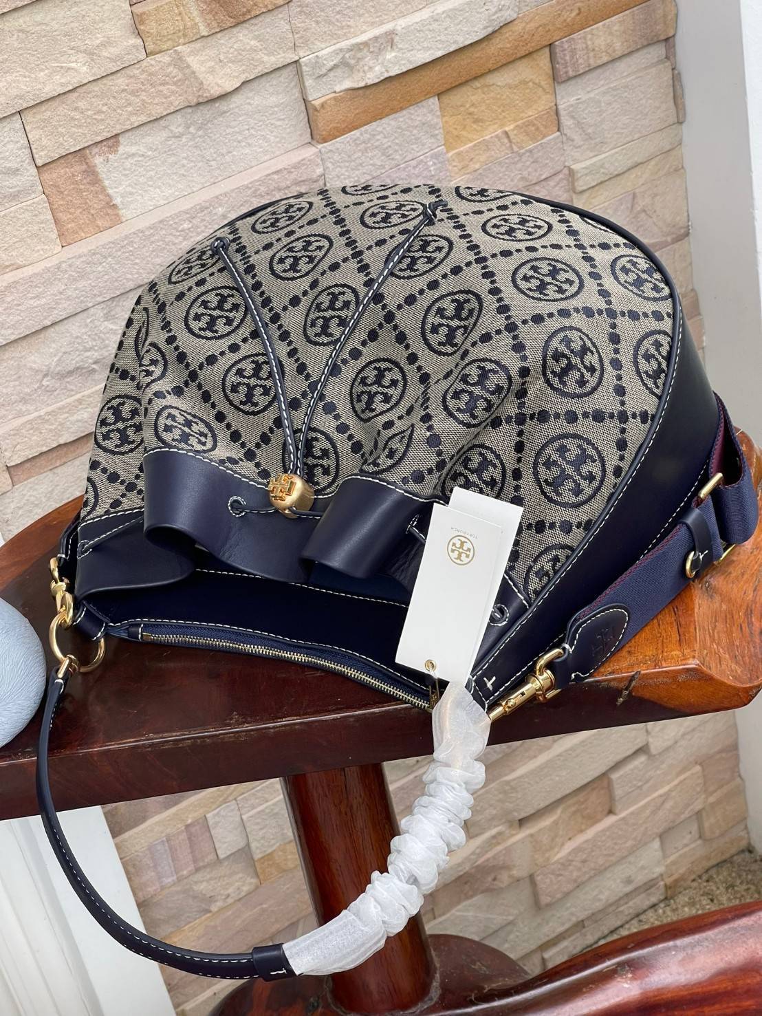 Tory burch t monogram jacquard drawstring hobo อีกหนึ่งคอลเลคชั่นจาก T monogrameที่ออกแบบมาในรูปทรงกระเป๋า hobo เป็นกระเป๋าที่มีพื้นที่เยอะในการจัดเก็บสิ่งของได้อย่างดีเยี่ยม ลวดลายสีสันของกระเป๋าทอลายแบบแจ๊คการ์ดอย่างประณีต สะท้อนให้เห็นถึงกลิ่นอายงานฝีม