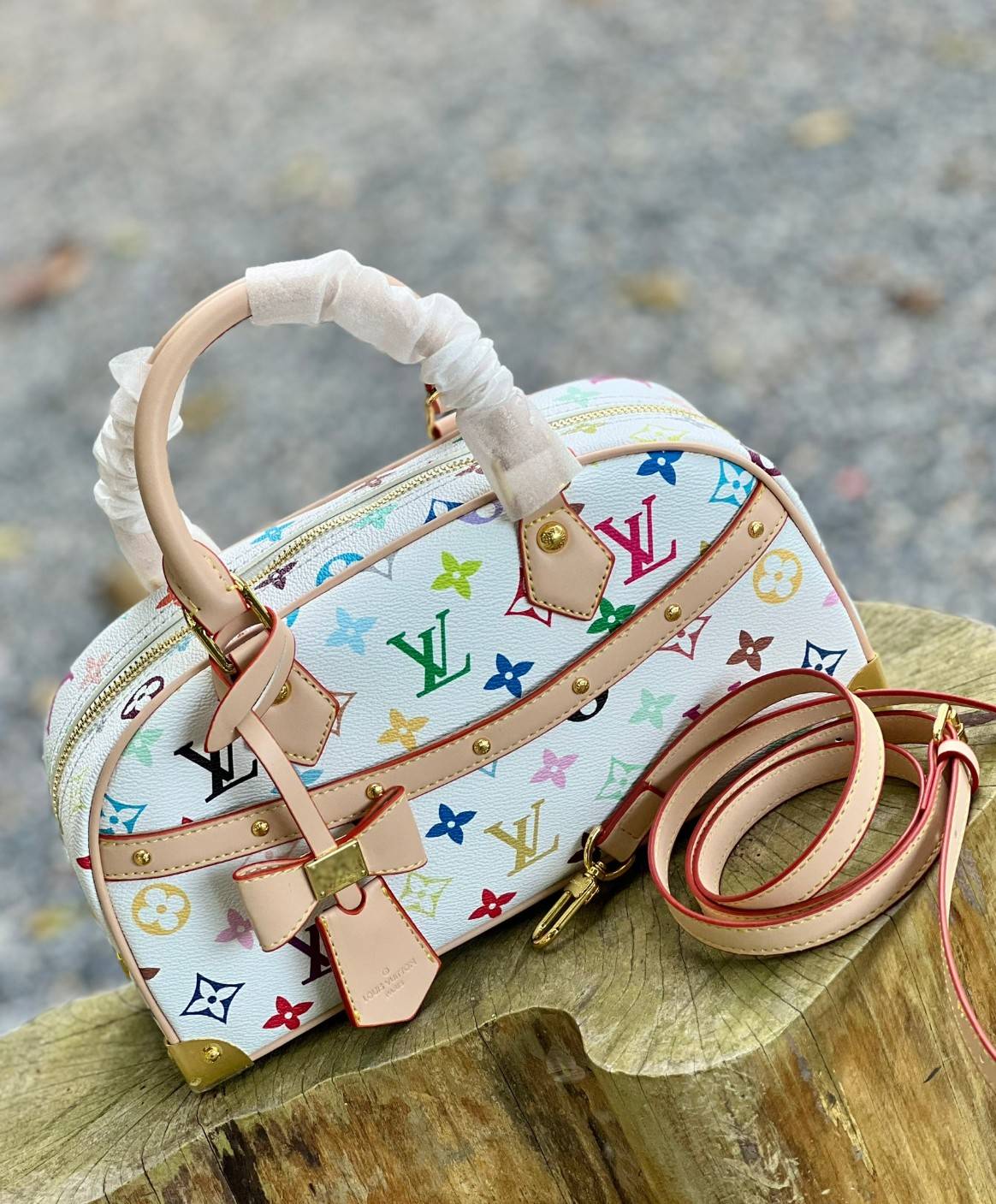 ORI หนังแท้ | LV x TM Handbag East West Murakami ซีซั่นนี้จะเป็นรุ่นไหนไปไม่ได้นอกจากรุ่นใหม่ล่าสุด พิมพ์ลายโมโนแกรมทั้งใบทรงล้ำสมัย หนังแท้นิ่มอย่างดี ประดับด้วยหมุดโลหะสีทองสุดหรูค่ะ