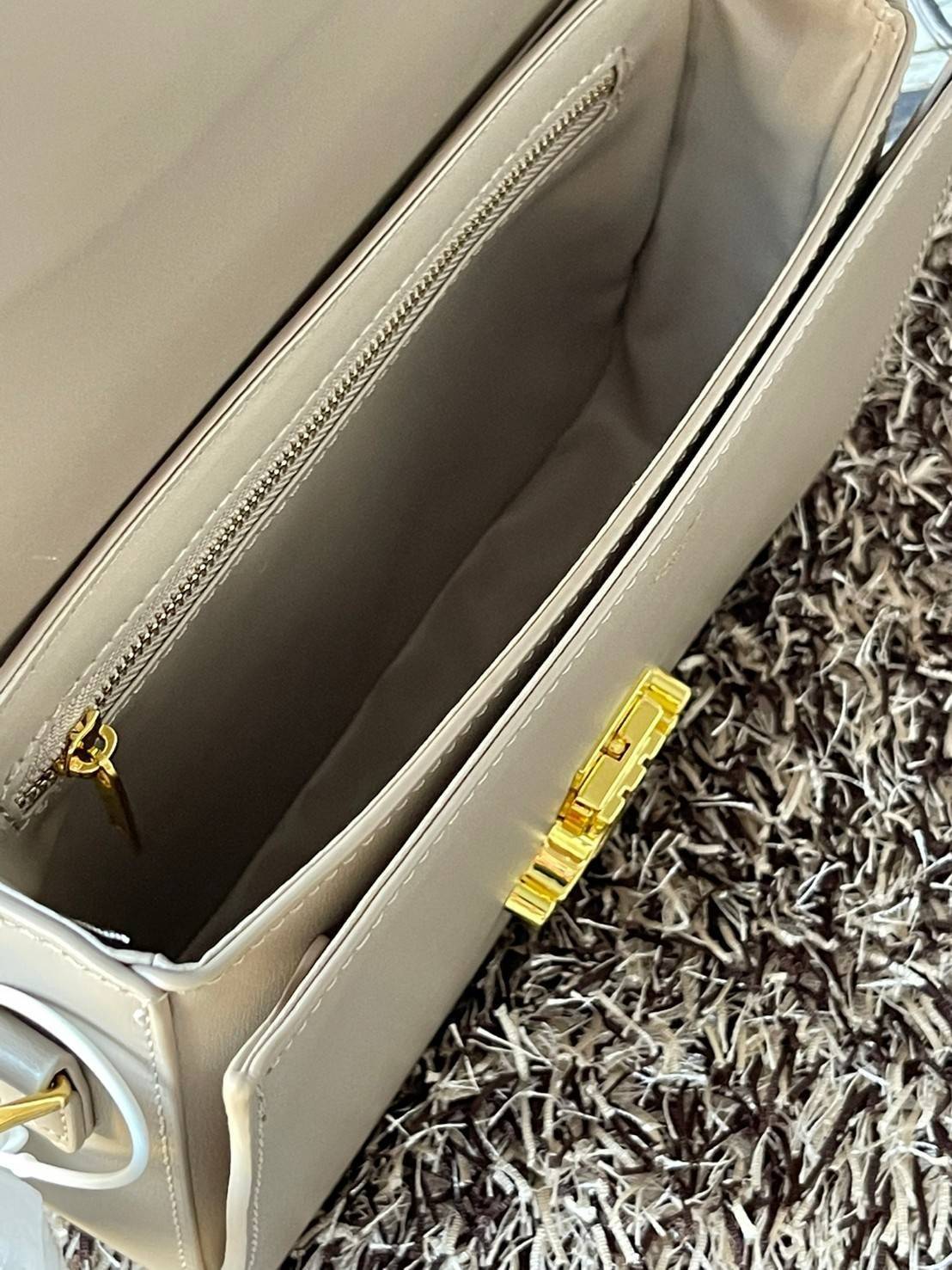 Celine MEDIUM TRIOMPHE BAG IN SHINY มีรูปทรงเป็นกล่องคล้ายกับกระเป๋า Classic Box แต่มีการออกแบบโลโก้ที่สะดุดตาแบบวินเทจ ด้วยดีไซน์ที่ดูโฉบเฉี่ยว แต่คงความคลาสสิคอย่างเต็มเปี่ยม ทำให้เป็นที่ดึงดูดความสนใจของสาวๆ สายสะพายสามารถปรับระดับได้ มีความคล่องตัวในก