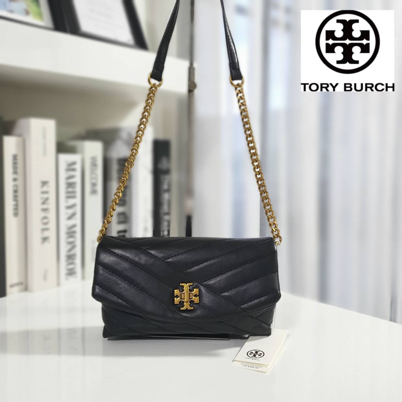 Tory Burch Kira Crossbody Bag กระเป๋าสะพายข้างทรงสวย ใบขนาดเล็กกำลังดี วัสดุหนังสังเคราะห์ นิ่มมือมากกก **อะไหล่ทองวินเทจ ประดับโลโก้แบรนด์เป็นตัวล็อคด้านหน้า ด้านในบุผ้าไนลอนปั้มแบรนด์ แบ่งช่องเป็นสัดส่วน พร้อมช่องซิปกลาง สามารถใส่กระเป๋าสตางค์ใบกลาง มือ