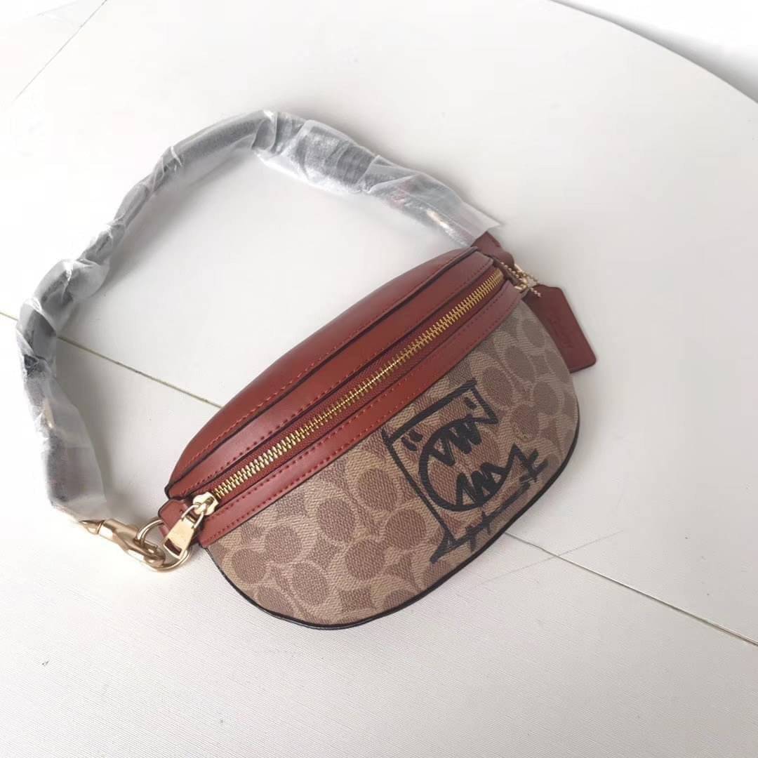 LIMITED EDITION !! COACH BELT BAG IN SIGNATURE WITH REXY BY GUANG YU กลับมาอีกครั้งกับ Coach X Disney สวยงามมากๆค่ะ คาดอก คาดเอวได้ ลาย C ตัดขอบหนังเรียบ มีช่องซิปทั้งหน้า//หลัง ใส่มือถือได้ทุกรุ่น;พาสปอร์ตได้ ;กระเป๋าเงินใบกลางได้;อื่นๆจำเป็นได้ครบค่ะ.