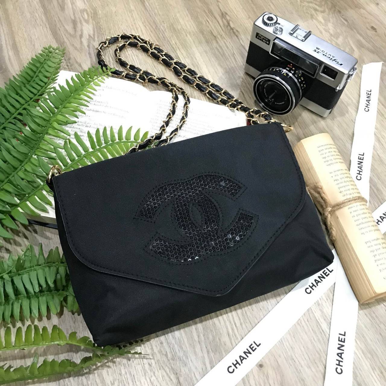 Chanel Envelope Cosmetic Bag With Chain VIP Gift With Purchase (GWP) VIP. gift แท้จาก Chanel Cosmetic Counter ดีไซน์รูปซองจดหมาย วัสดุ Nylon & Polyester 100% อยู่ทรงสวยอด้านหน้า ประดับโลโก้แบรนด์วิ๊งๆ สวยหรูดูดี เปิดปิดด้วยฝาปิด พร้อมซิปแบรนด์อะไหล่ทอง ซั