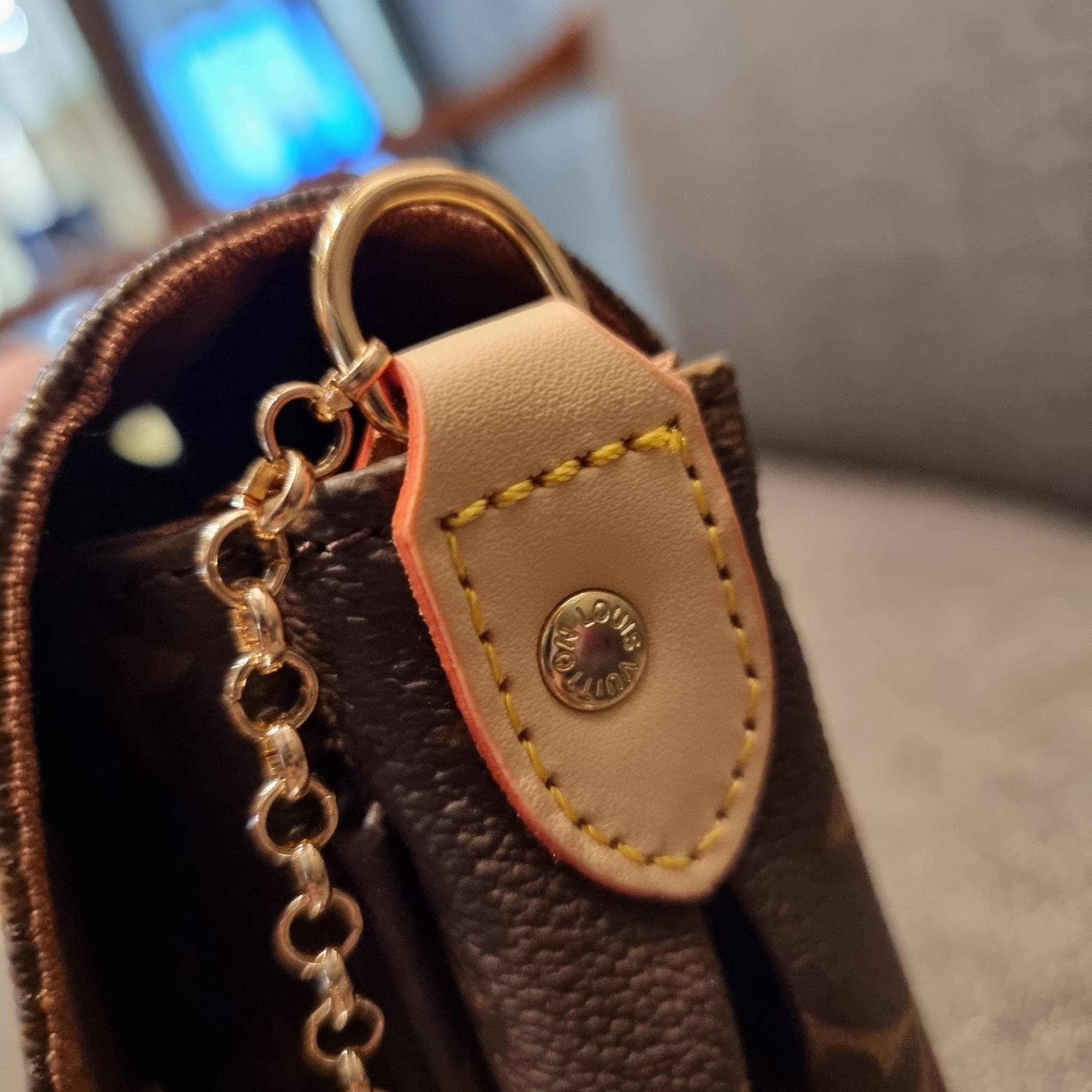 LV CROSSBODY CHAIN BAG rare item!! วัสดุหนังแคนวาส คมชัด หรู เปิด-ปิดกระเป๋าด้วยแถบแม่เหล็ก ภายในเป็นช่องโล่ง ใส่ของใช้สำคัญได้สบายๆ มือถือ พาวเวอร์แบงค์ เครื่องสำอางค์ ของจุกจิกได้หมดจ้า มาพร้อมสายสะพายโซ่ และสายสะพาย crossbody ถอดออกได้ พร้อมเสิร์ฟความส