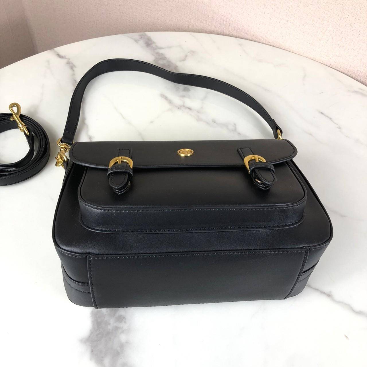 กระเป๋าถือและสะพาย TORY BURCH เปิด - ปิดกระเป๋าด้วยกระดุมแม่เหล็ก ด้านในแบ่งเป็น 2 ช่องใหญ่ และมี 1 ช่องซิป กับ 1 ช่องเล็กค่ะ สายสะพายสั้น 57 cm ถอดได้ ปรับไม่ได้ค่ะ สะพายสะพายยาว สามารถถอดและปรับได้ 3 ระดับค่ะ