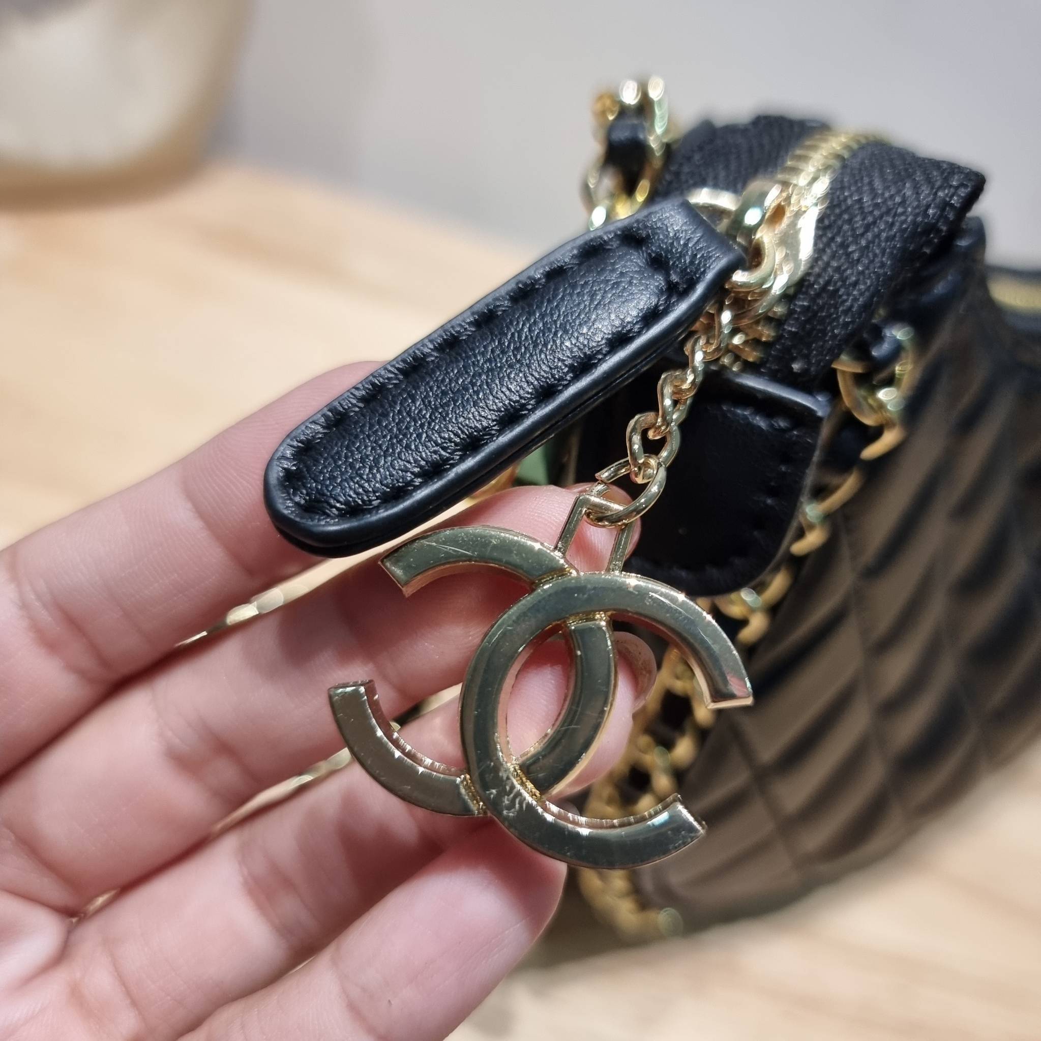 Chanel small hobo bag ใหม่ล่าสุดคอล 2023 กับกระเป๋าสะพายทรงโฮโบ ที่มีลูกเล่นให้สาวๆได้ใช้ไม่มีเบื่อ มีอะไหล่เกี่ยวปรับทรงได้ ดีไซน์โซ่ตกแต่งรอบตัว