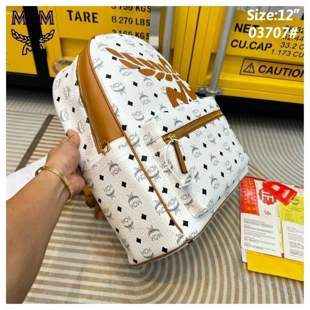 ORI | M.C.M Stark Visetos Canvas Backpack White กระเป๋าเป้คอลใหม่ ดีไซน์โลโก้ด้านหน้าสวยหรูโดดเด่น Best seller Unisex ของงานเป้จริงๆ ใช้ได้ทั้งหนุ่มๆและสาวๆ