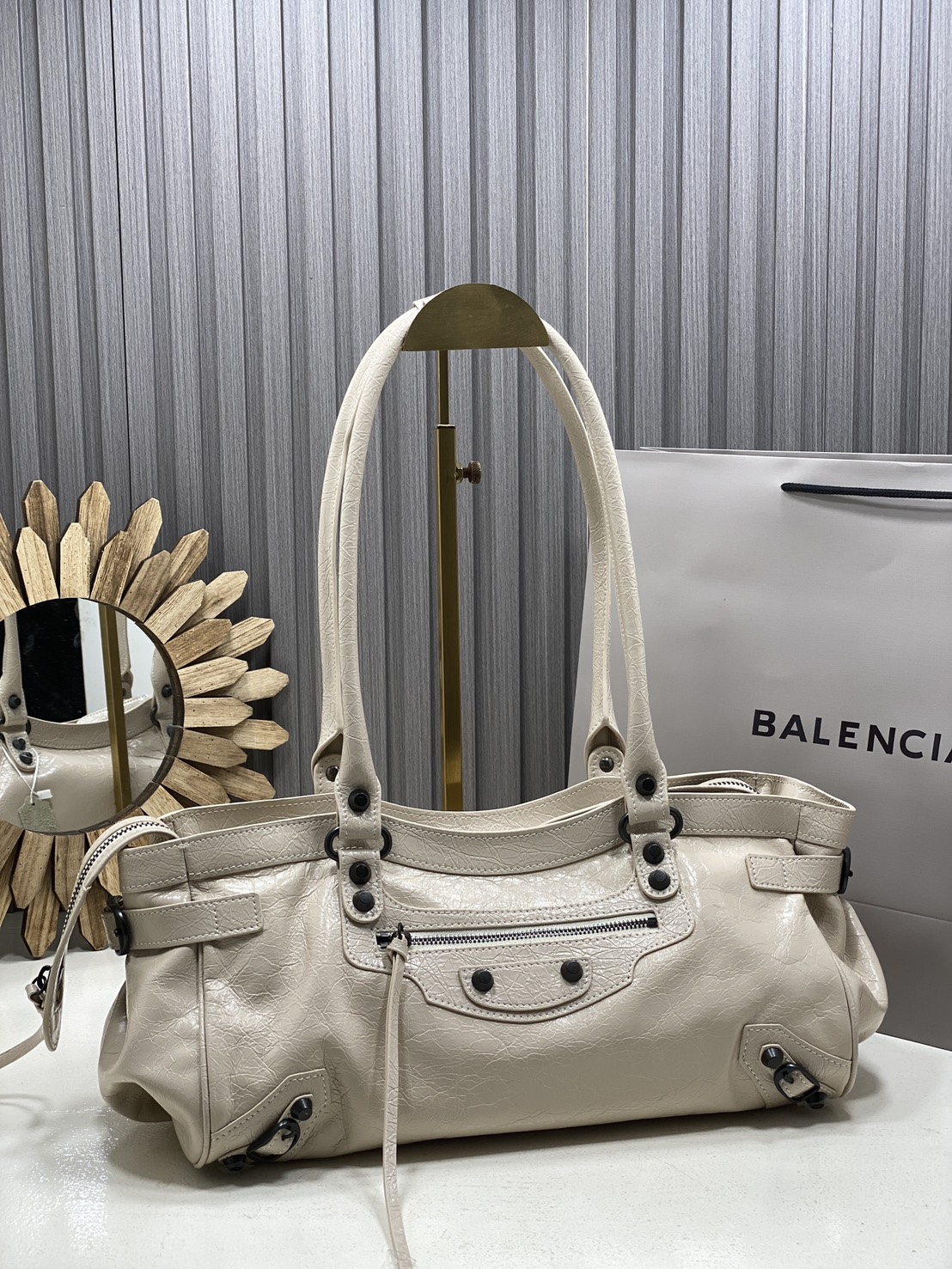 ORI หนังแท้ | Balenciaga Le City Bag East-west Bag กระเป๋าถือ/สะพายข้างทรงยาวดีไซน์โดดเด่นสวยเท่ล้ำสมัย ที่สุดแห่งความไอคอนิกไม่เหมือนใคร มีกิมมิคและลูกเล่นแพรวพราว