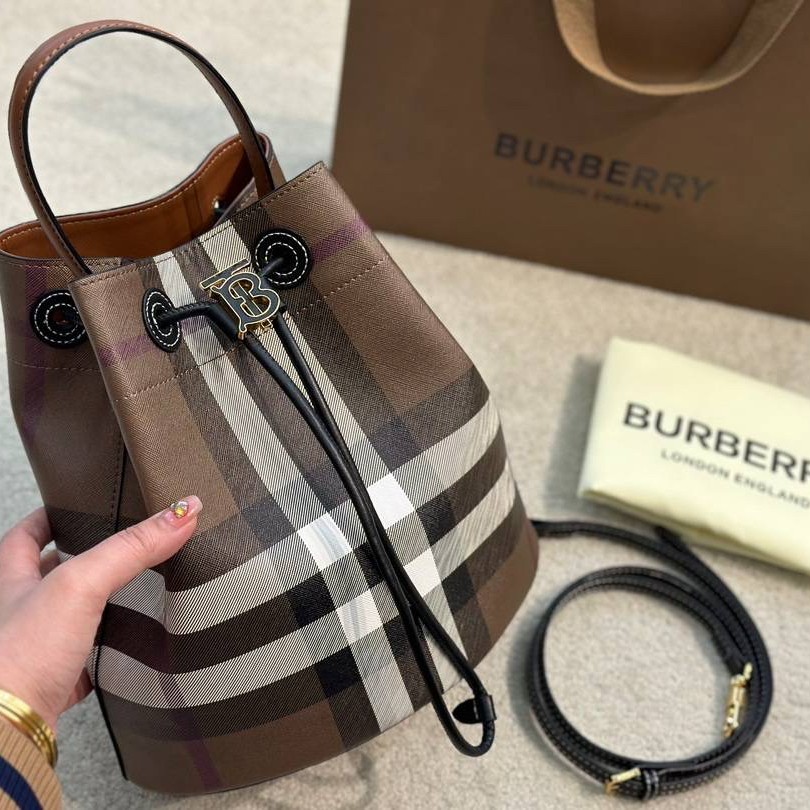 Burberry Brown Small TB Bucket Bag / BURBERRY MONOGRAM BUCKET BAG กระเป๋าถือ กระเป๋าสะพายครอสบอดี้ วัสดุหนังพิมลาย MONOGRAM โทนเข้ม