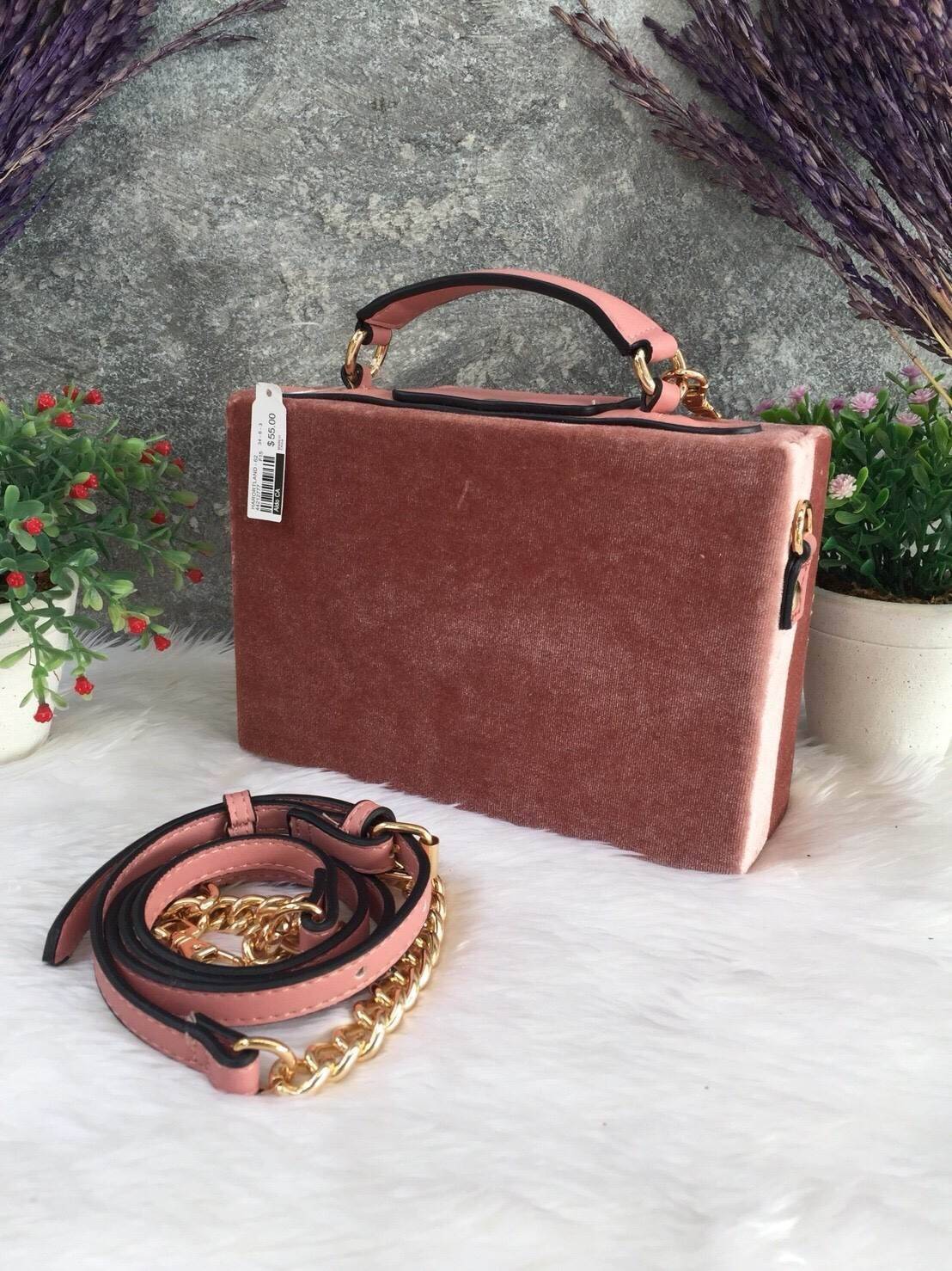 ALDO HARORTLAND BAG กระเป๋าทรง Box วัสดุผ้ากำมะหยี่แจ่งลาบฉลุสีทองสวยมากกกกกสุดๆ เปิดปิดด้วยกระดุมแม่เหล็ก เป็นลักษณะกล่อง เก๋ๆค่ะ ด้านในเป็นช่องโล่ง ใส่มือถือ กปต. เครื่องสำอางค์ จุได้เยอะค่ะ มาพร้อมสายยาว ปรับได้ 5 ระดับ และ พวงกุญแจพู่ ถอดได้ค่ะ แนะนำค