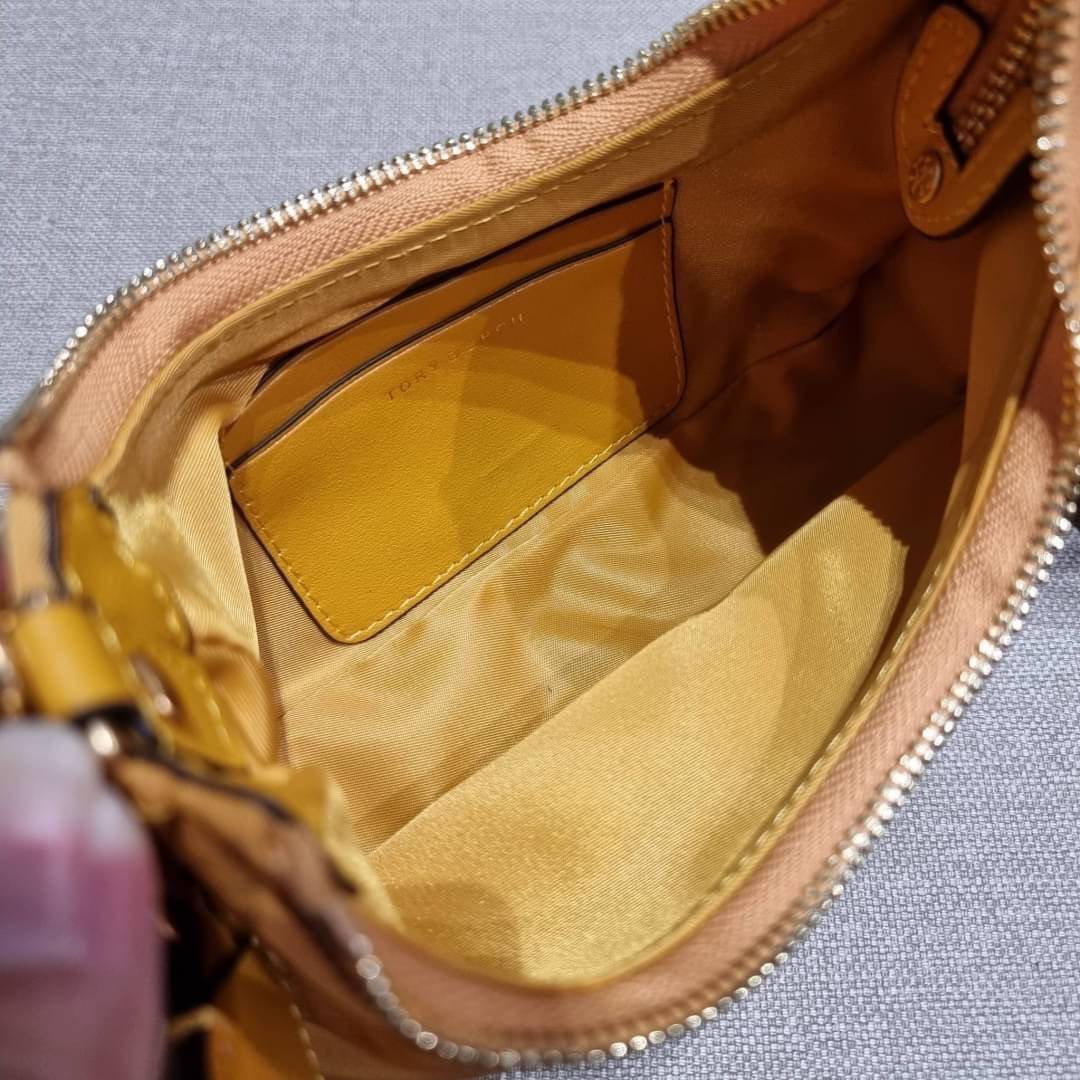 TORY BURCH MERCER NYLON SMALL SHOULDER BAG ใหม่ก่อนใคร!! กับคอลหวานๆ สดใสๆ กระเป๋าสะพายทรงโฮโบ ขนาดกะทัดรัด ฟังก์ชั่นการใช้งานจัดแบบเต็มที่ ด้วยสายสะพายถึง 3 เส้น สายโซ่คล้องแขน สายหนังแบบสั้นคล้องไหล่ และสายสปอร์ตเส้นใหญ่ ดูดี!! คุ่มแค่ไหนคิดดู!! วัสดุผ้