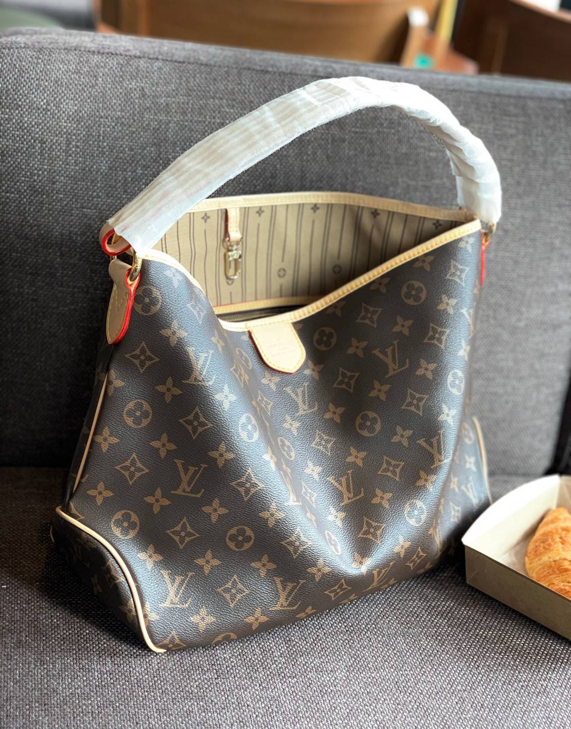 Large: ชอบๆใบใหญ่ ใส่ได้เยอะจริงๆค่าา!! LOUIS VUITTON MONOGRAM DELIGHTFUL ((PREMIUM GIFT LV)) พร้อมส่งค่ะสาวๆ กระเป๋าทรงสูง ใบใหญ่ หนังแกะสังเคราห์ นิ่มสวย ขอบหนังขัดสีธรรมชาติ หูหิ้วปั้มโลโก้LV สวย ปากกระเป๋ามีตัวคล้องให้นะคะ; ภายในกว้างมากๆสำหรับรุ่นนี้