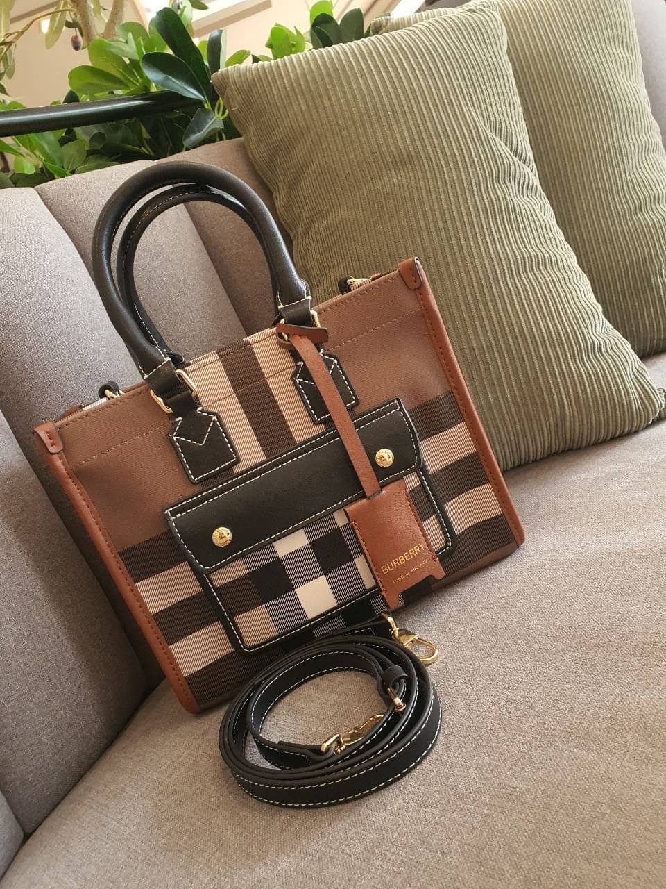 Burberry Mini Freya Tote in Dark Birch Brown / BURBERRY MINI FREYA TOTE BAG กระเป๋าถือ กระเป๋าสะพายครอสบอดี้ วัสดุหนังพิมลาย MONOGRAM โทนเข้ม