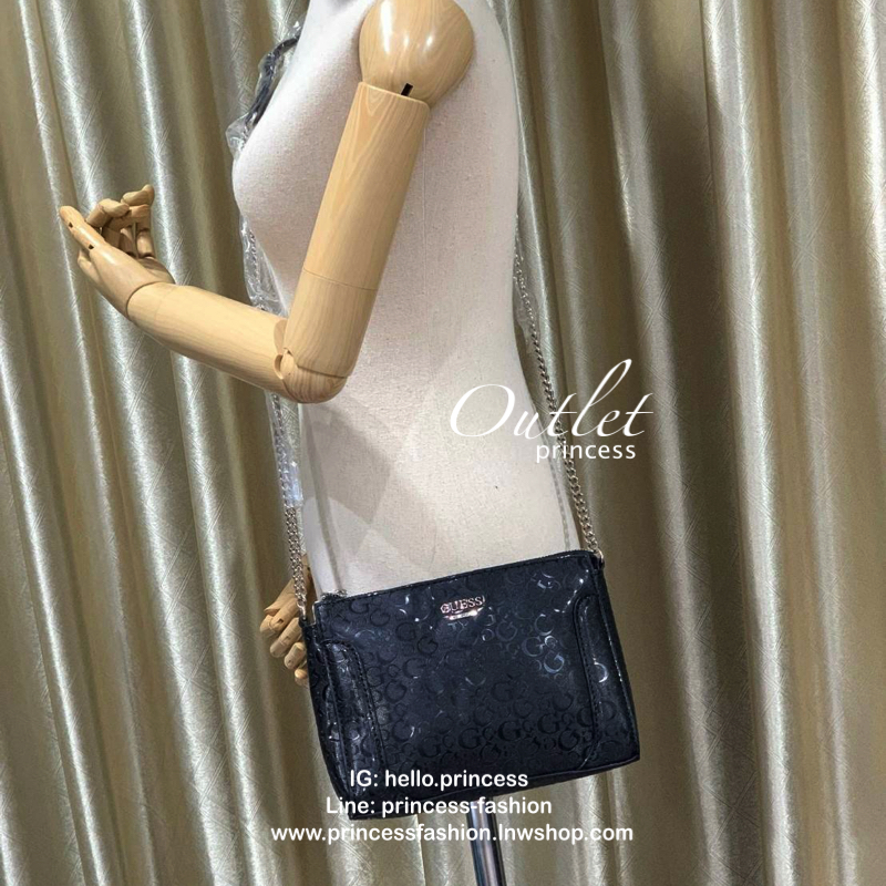 Guess Delgado Mini Crossbody Top Zip กระเป๋าสะพายจาก GUESS มาพร้อมกับดีไซน์เรียบหรู ดูสวยงาม ดูแลรักษาได้ง่าย เหมาะสำหรับเป็นเพื่อนคู่ใจทุกการเดินทาง วัสดุ Base G-shine Logo สายสะพายโซ่ต่อหนัง ความยาว 117 cm เปิดปิดด้วยซิปเดียว ใช้งานง่ายให้คุณสะพายได้อย่