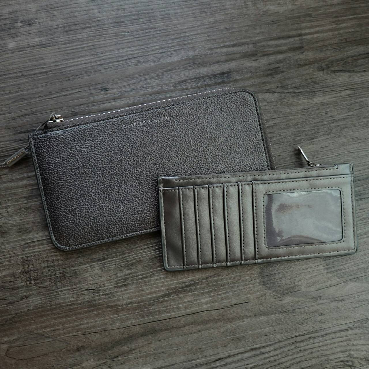 Charles & Keith Zip Wallet กระเป๋าสตางค์ใบยาว บาง พกพาสะดวก แถมกระเป๋าใบเล็กใส่บัตรให้อีก 1 ใบ เปิด - ปิดกระเป๋าด้วยซิป ภายในมีช่องใส่บัตรหลายช่อง และช่องใส่ธนบัตร ใบจริงสวย น่าใช้ทุกสีเลยค่าา