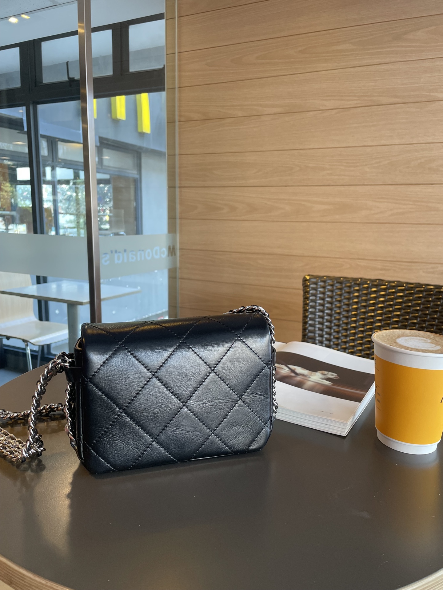 Chanel shoulder bag with chain 8" / Chanel Bag พร้อมส่ง กระเป๋าสะพาย สายโซ่อะไหล่เงินทบสามชั้น หรูหรา งานหนังเรียบสวย มาพร้อมกล่อง อปก ครบเซ็ท รอบนี้จัดราคาพิเศษสุดคุ้มค่ะ ใช้งานต่างประเทศได้ ภาพถ่ายจากงานขายจริง